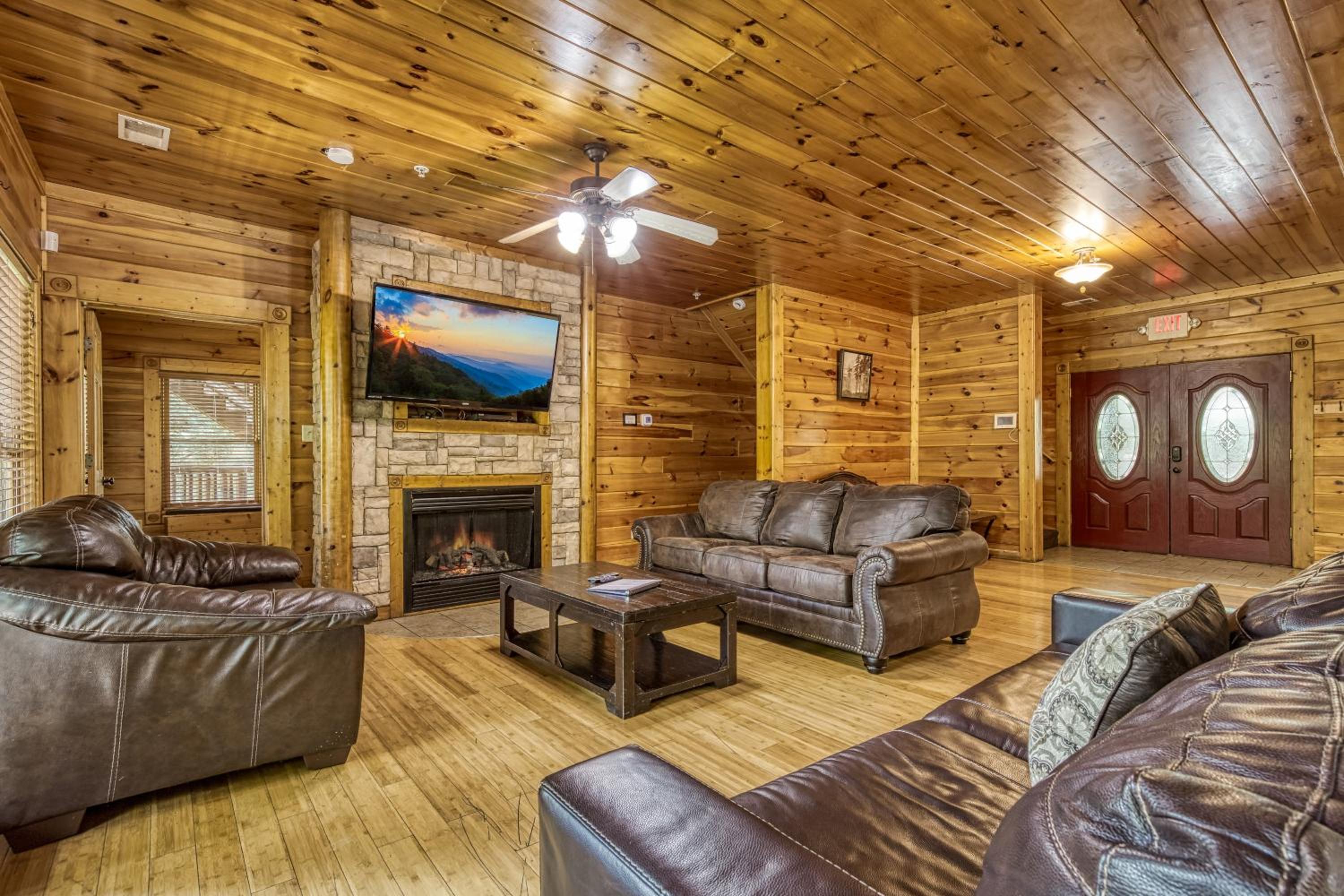 Perfect Getaway- Game Room, Mini Golf Course, Hot Tub, Pool Access
