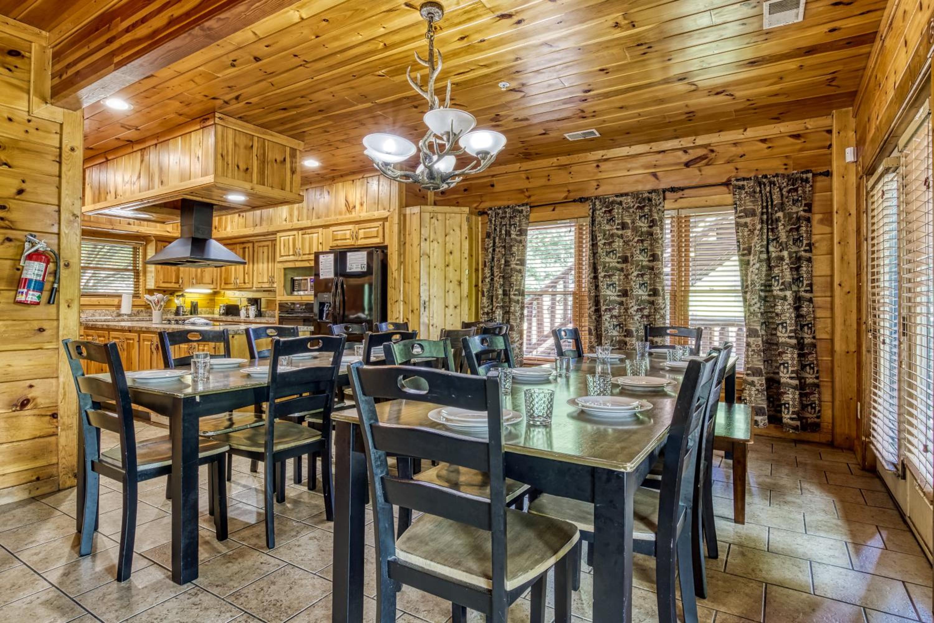 Perfect Getaway- Game Room, Mini Golf Course, Hot Tub, Pool Access
