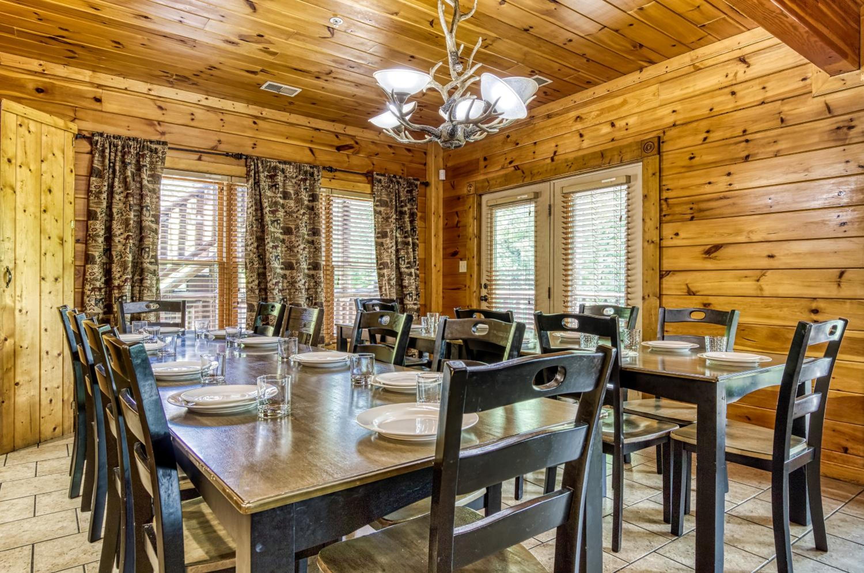 Perfect Getaway- Game Room, Mini Golf Course, Hot Tub, Pool Access