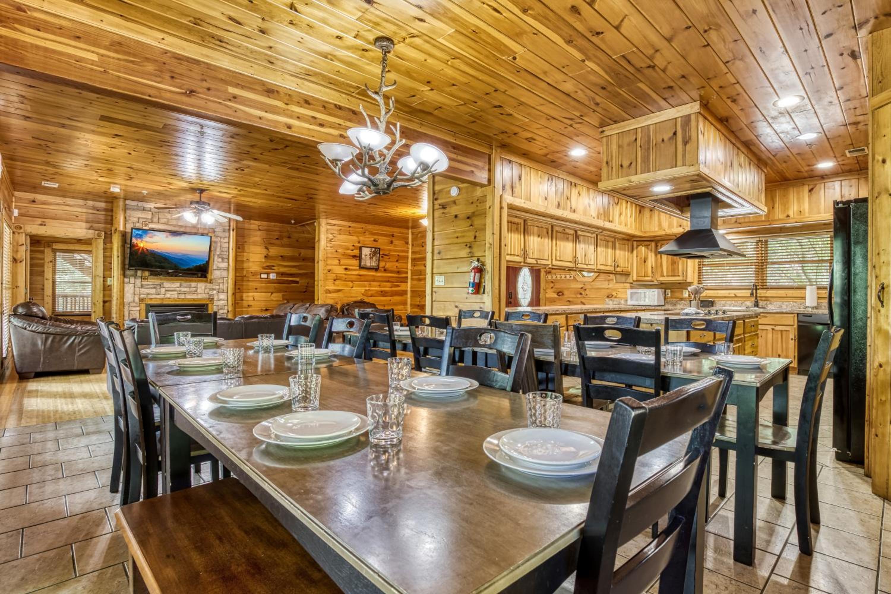 Perfect Getaway- Game Room, Mini Golf Course, Hot Tub, Pool Access