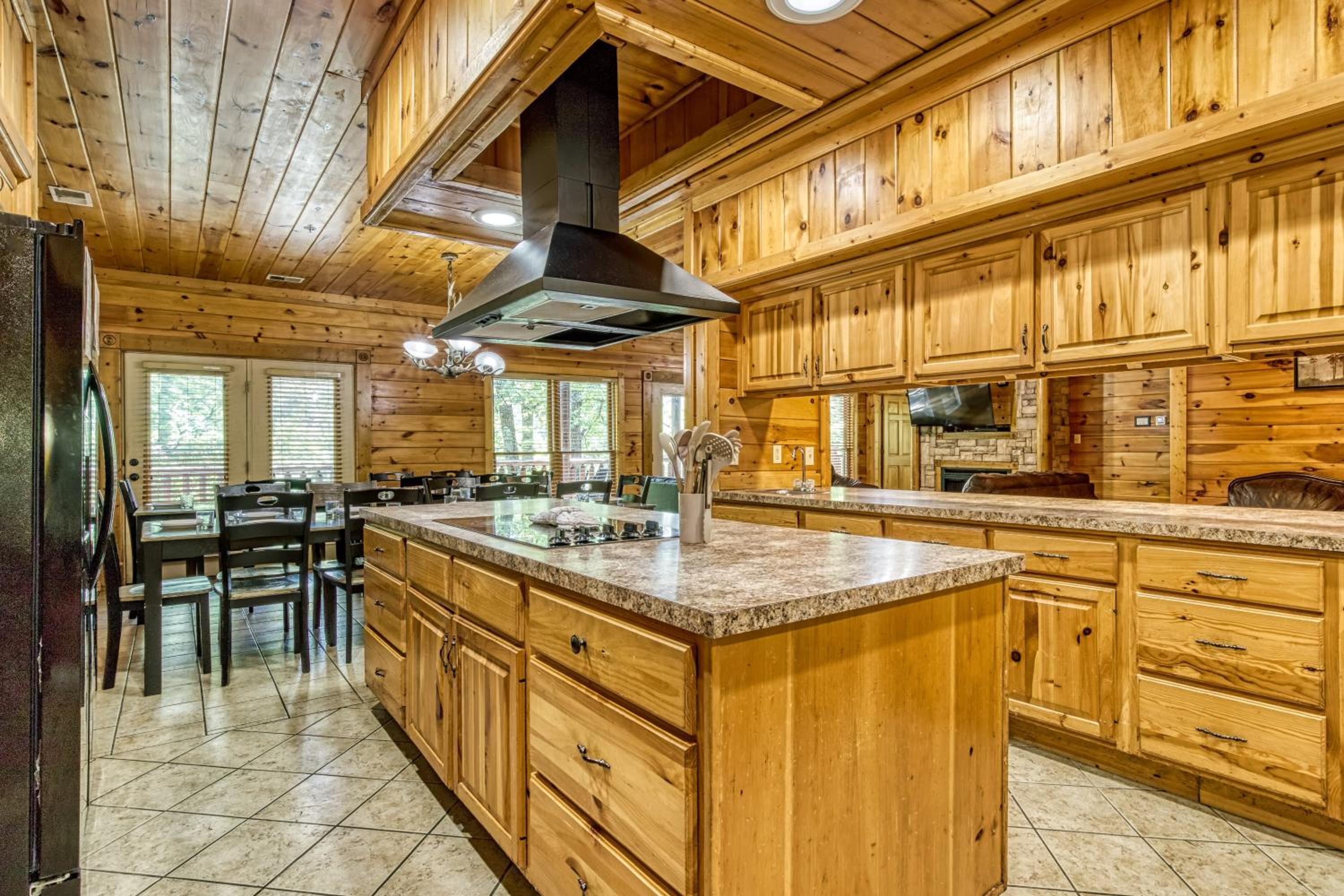 Perfect Getaway- Game Room, Mini Golf Course, Hot Tub, Pool Access