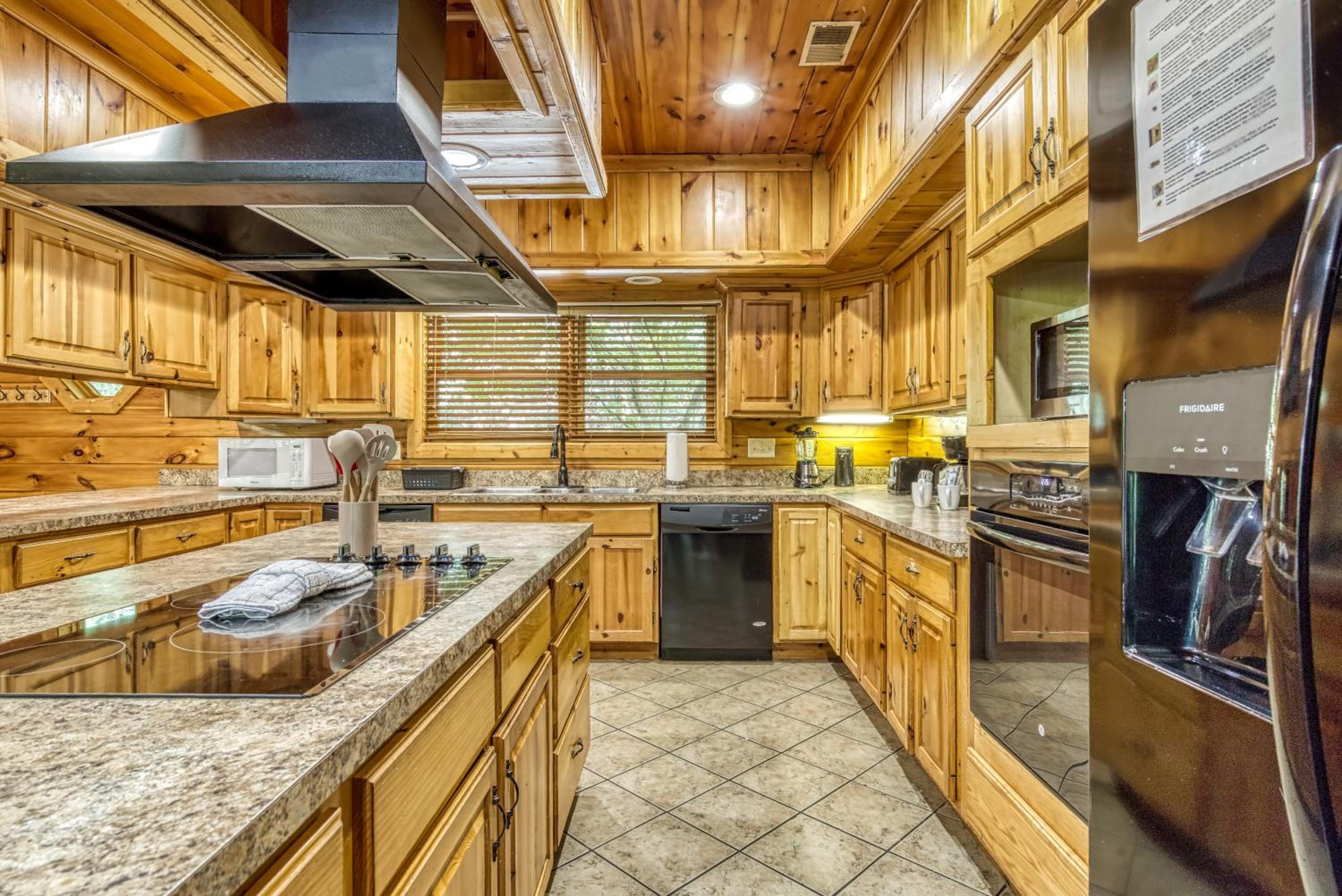 Perfect Getaway- Game Room, Mini Golf Course, Hot Tub, Pool Access