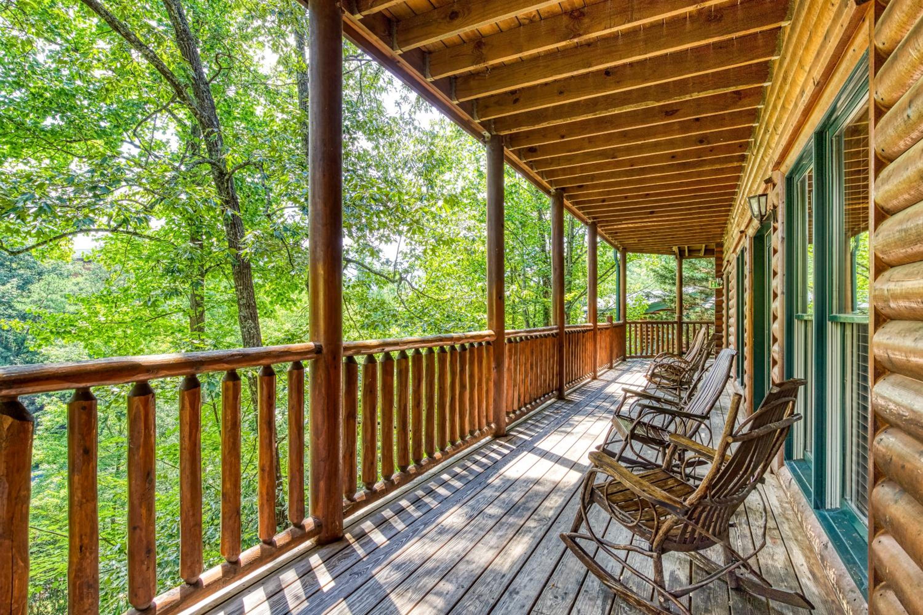 Perfect Getaway- Game Room, Mini Golf Course, Hot Tub, Pool Access