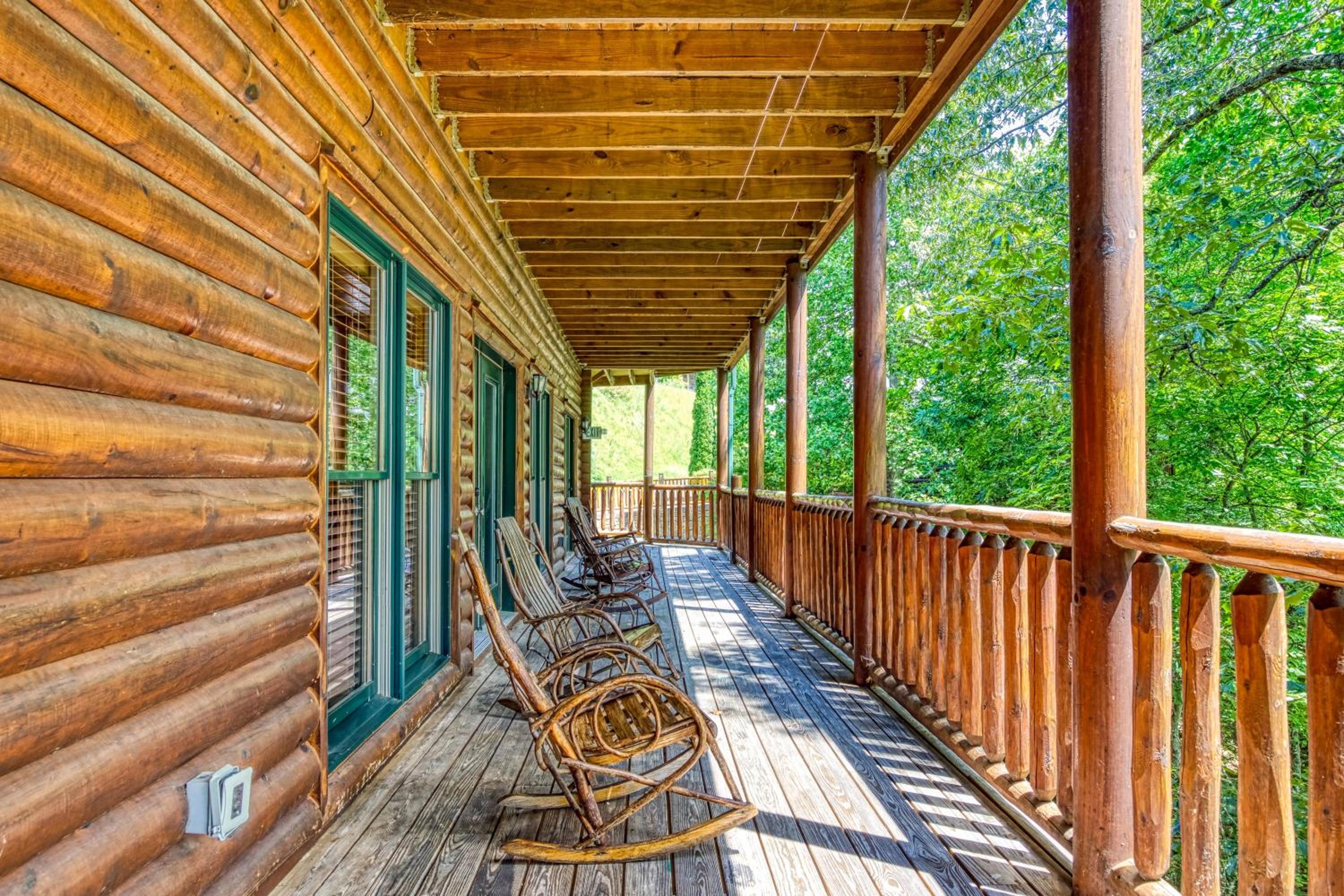 Perfect Getaway- Game Room, Mini Golf Course, Hot Tub, Pool Access