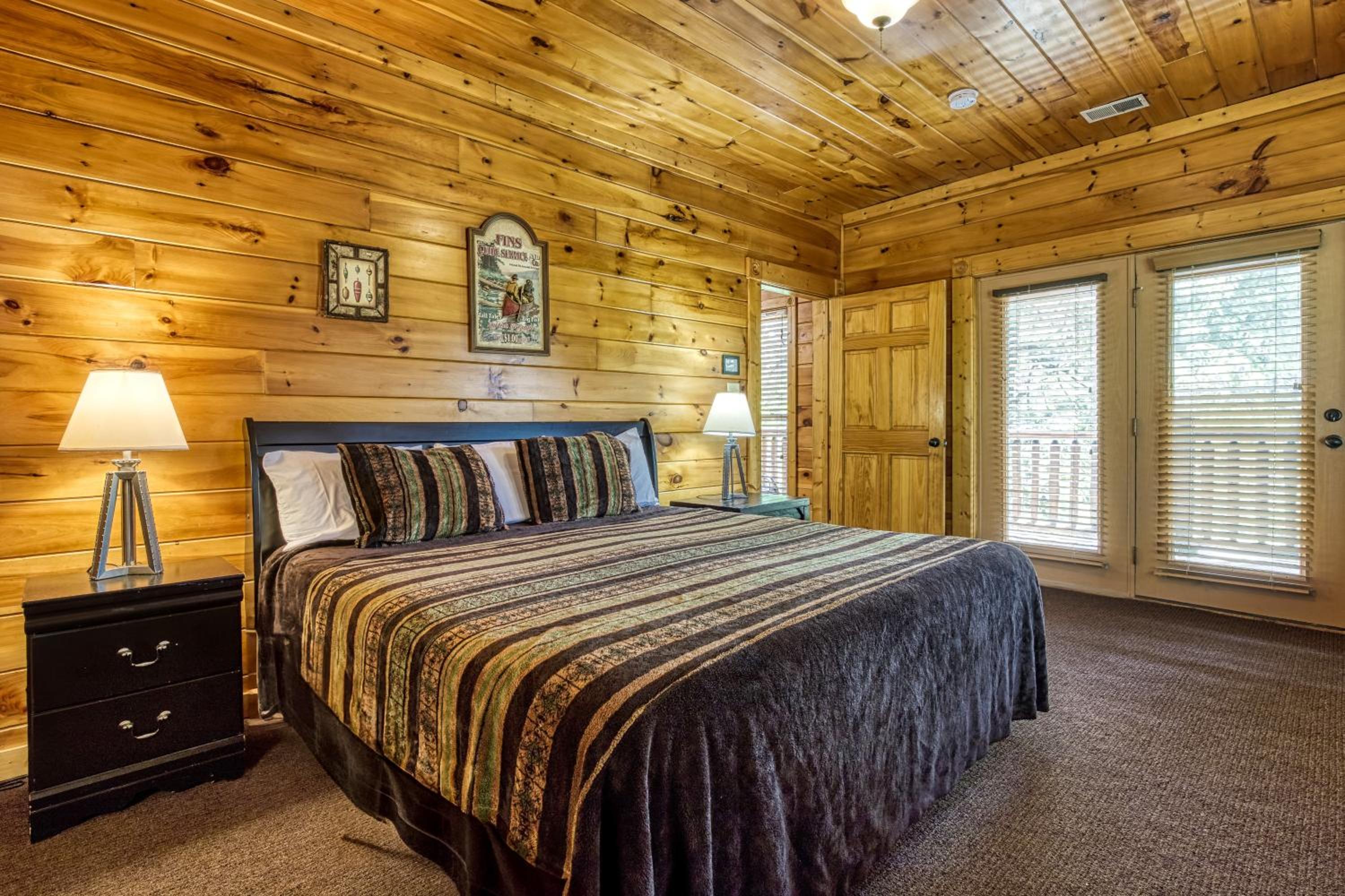 Perfect Getaway- Game Room, Mini Golf Course, Hot Tub, Pool Access