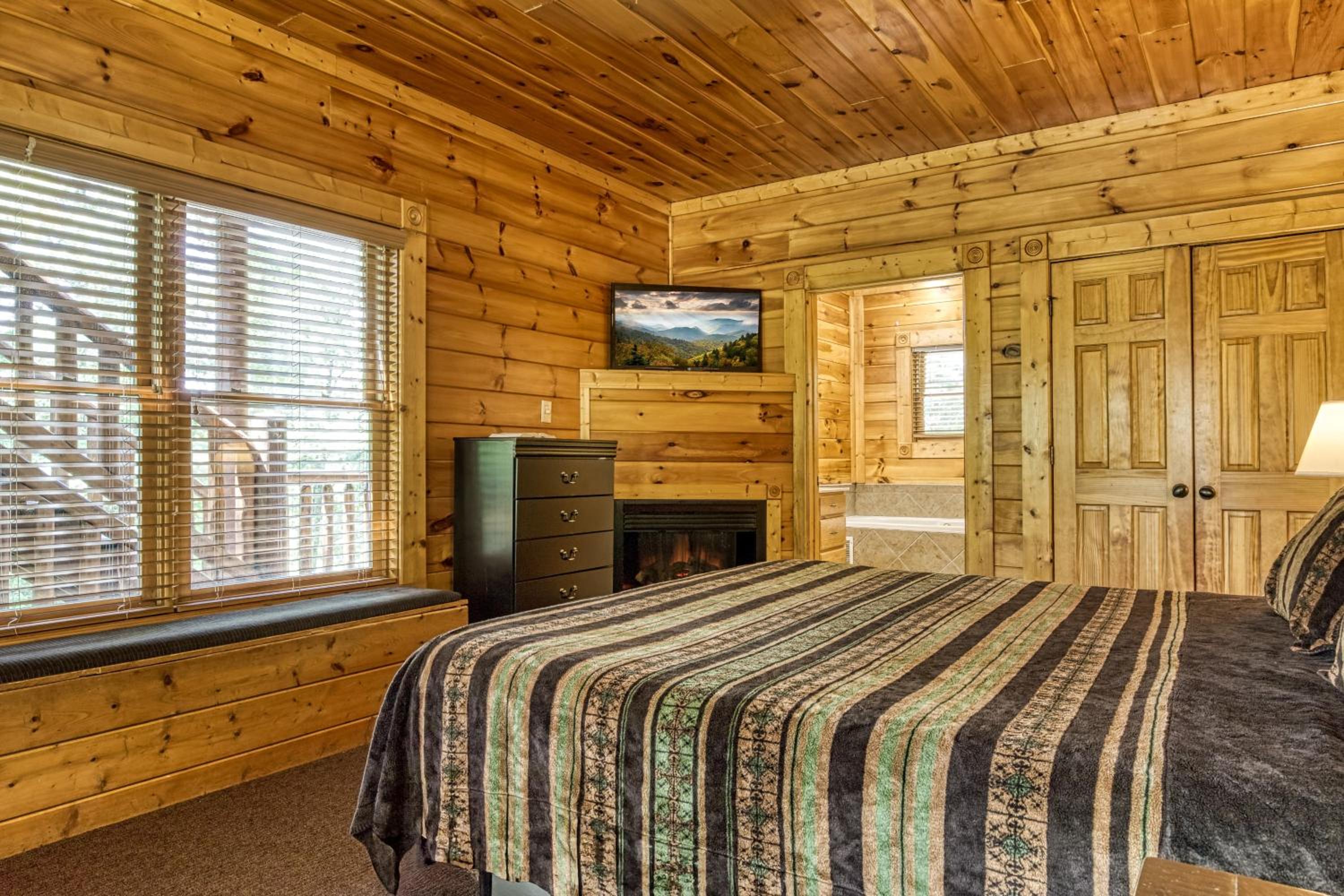 Perfect Getaway- Game Room, Mini Golf Course, Hot Tub, Pool Access