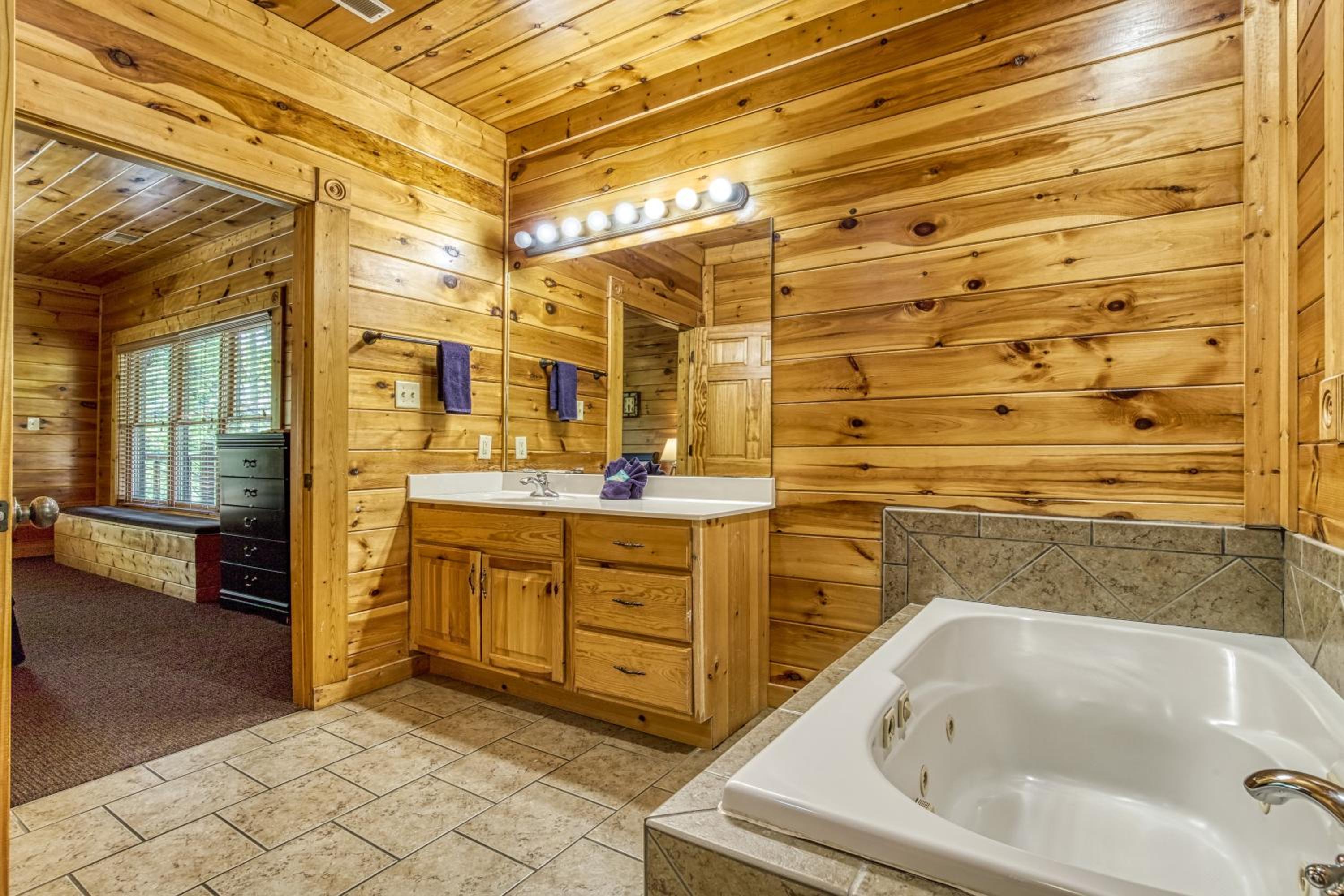 Perfect Getaway- Game Room, Mini Golf Course, Hot Tub, Pool Access