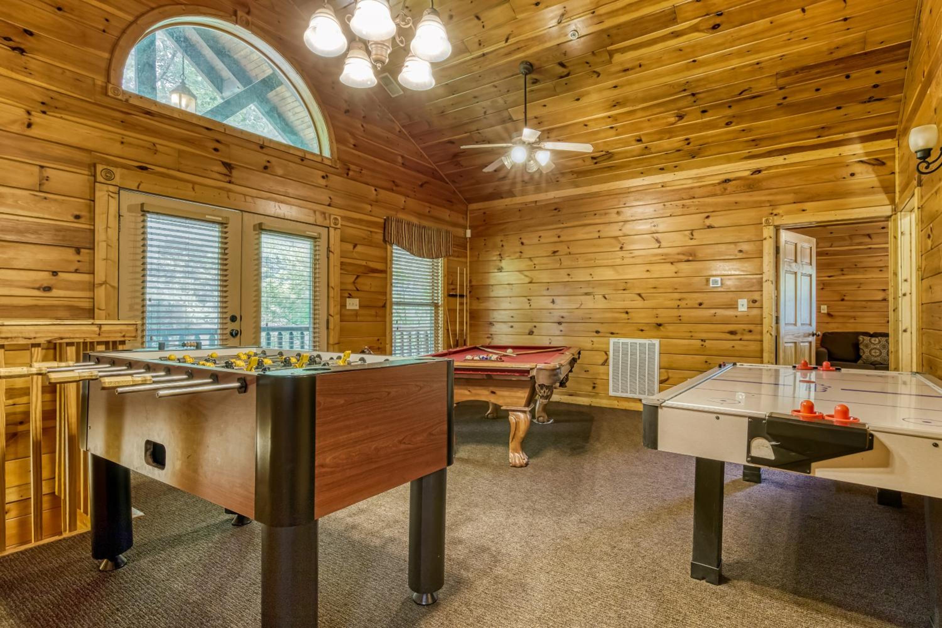 Perfect Getaway- Game Room, Mini Golf Course, Hot Tub, Pool Access