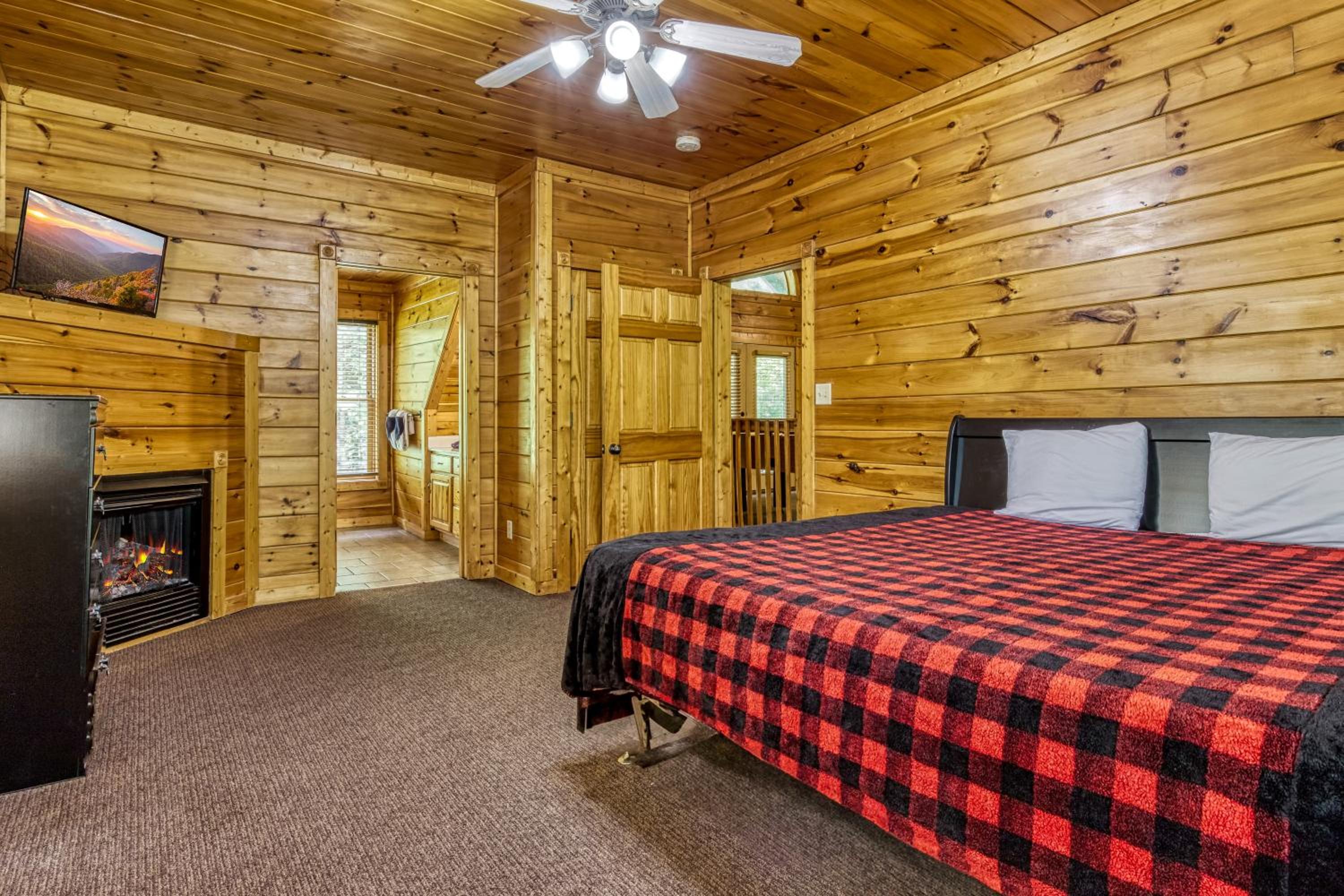 Perfect Getaway- Game Room, Mini Golf Course, Hot Tub, Pool Access