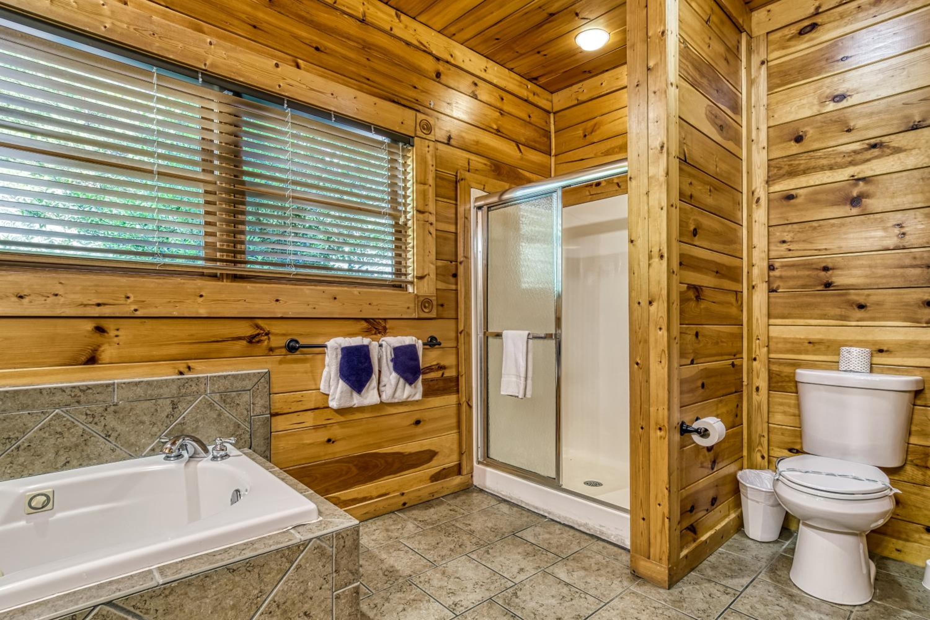 Perfect Getaway- Game Room, Mini Golf Course, Hot Tub, Pool Access