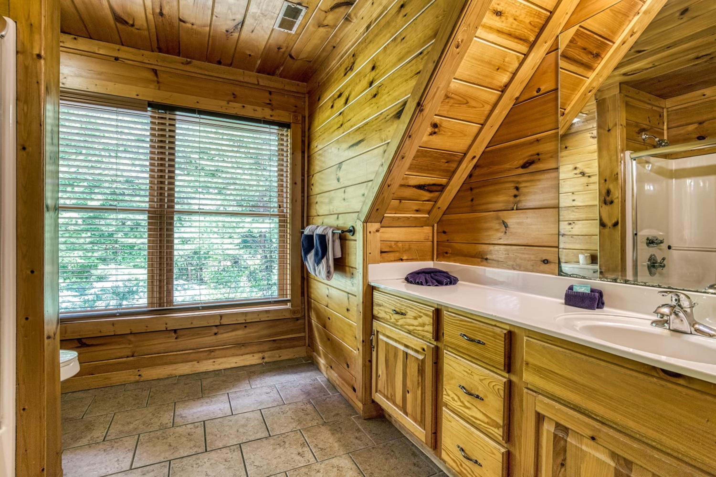 Perfect Getaway- Game Room, Mini Golf Course, Hot Tub, Pool Access