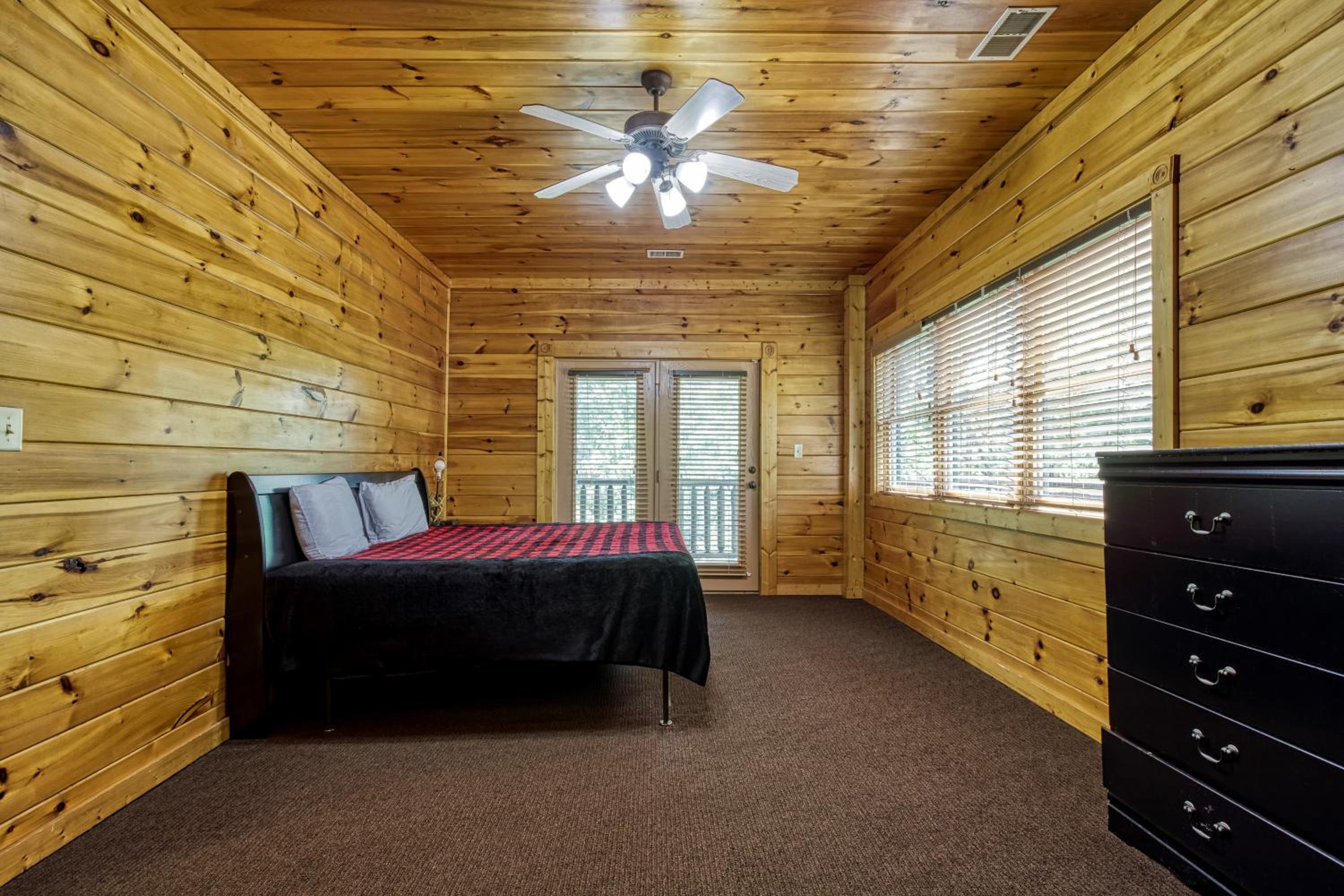 Perfect Getaway- Game Room, Mini Golf Course, Hot Tub, Pool Access