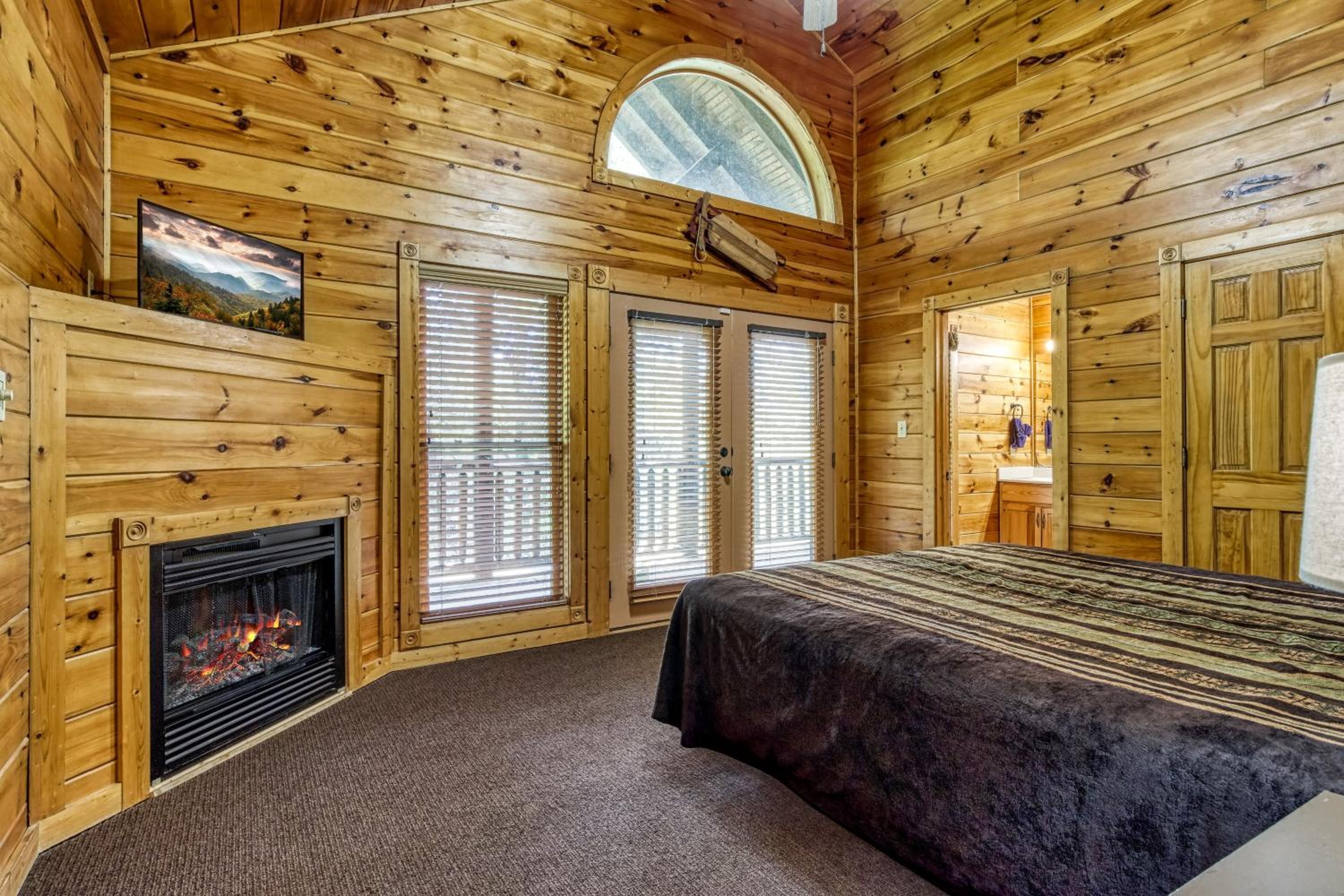Perfect Getaway- Game Room, Mini Golf Course, Hot Tub, Pool Access