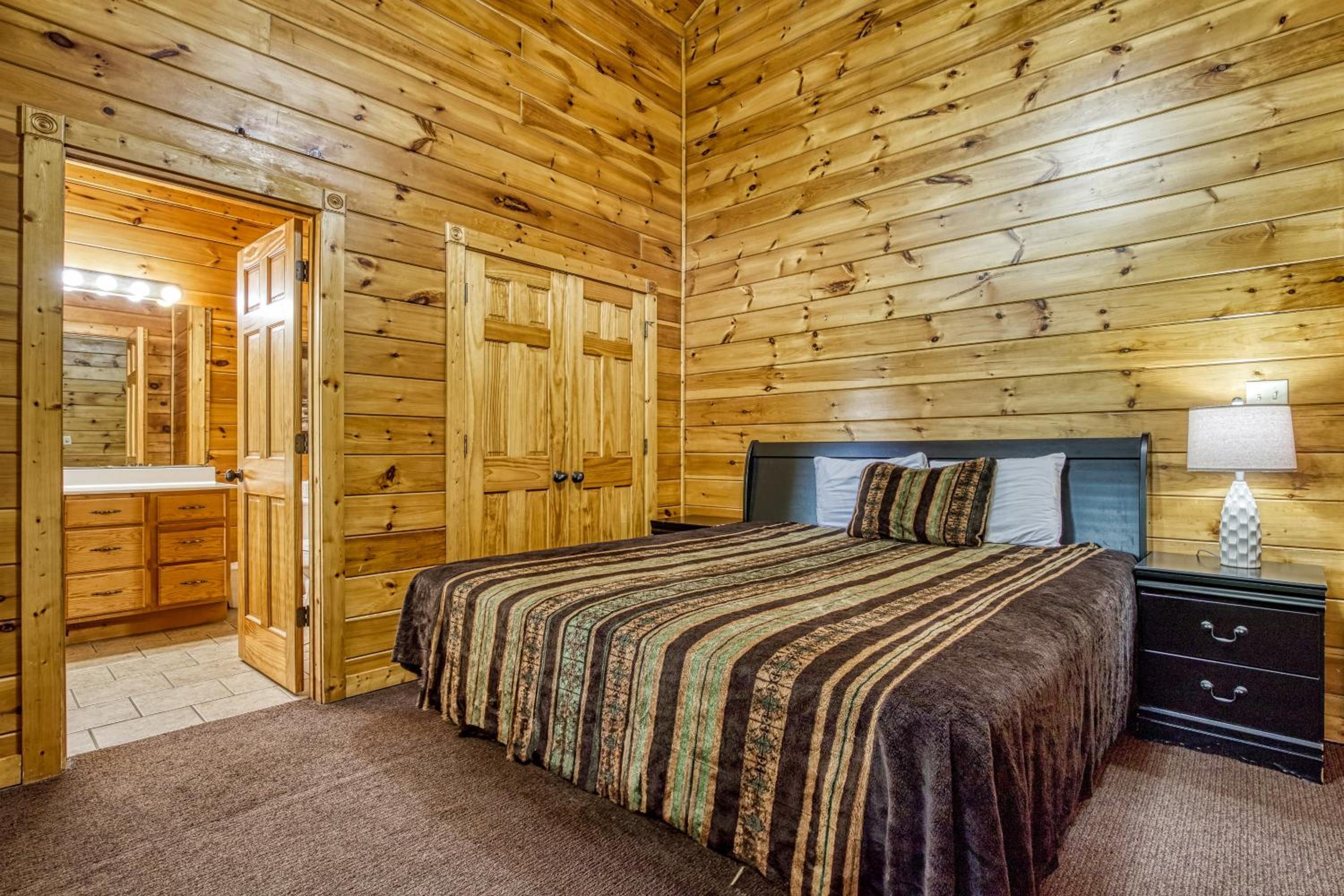 Perfect Getaway- Game Room, Mini Golf Course, Hot Tub, Pool Access