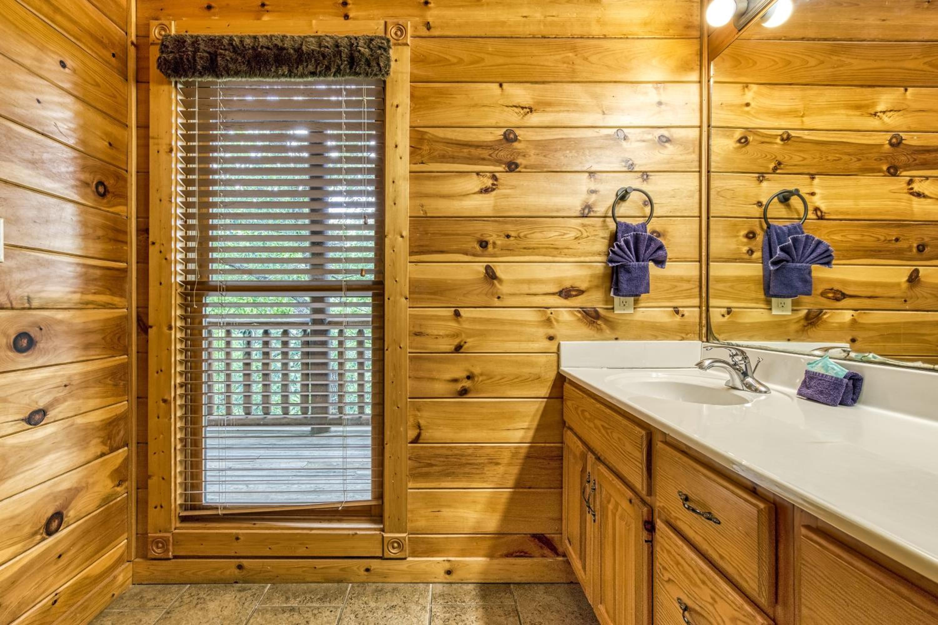 Perfect Getaway- Game Room, Mini Golf Course, Hot Tub, Pool Access