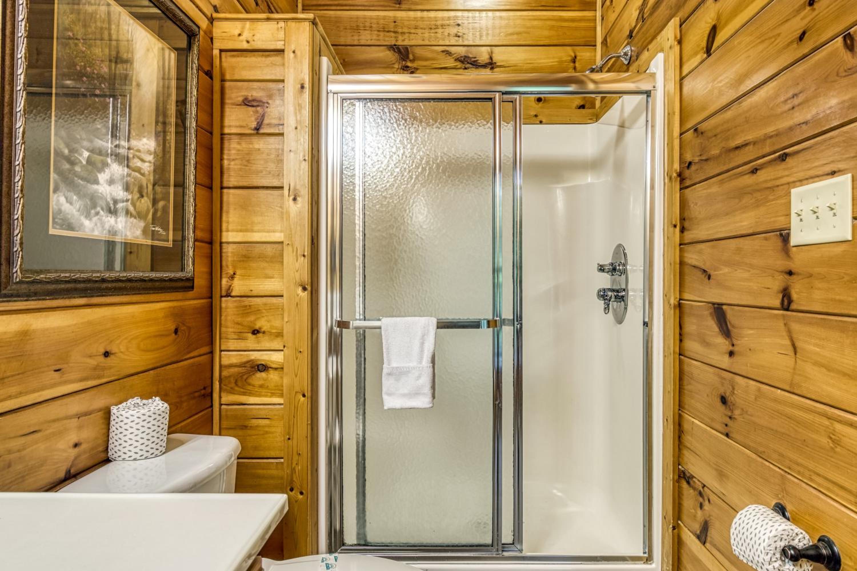 Perfect Getaway- Game Room, Mini Golf Course, Hot Tub, Pool Access