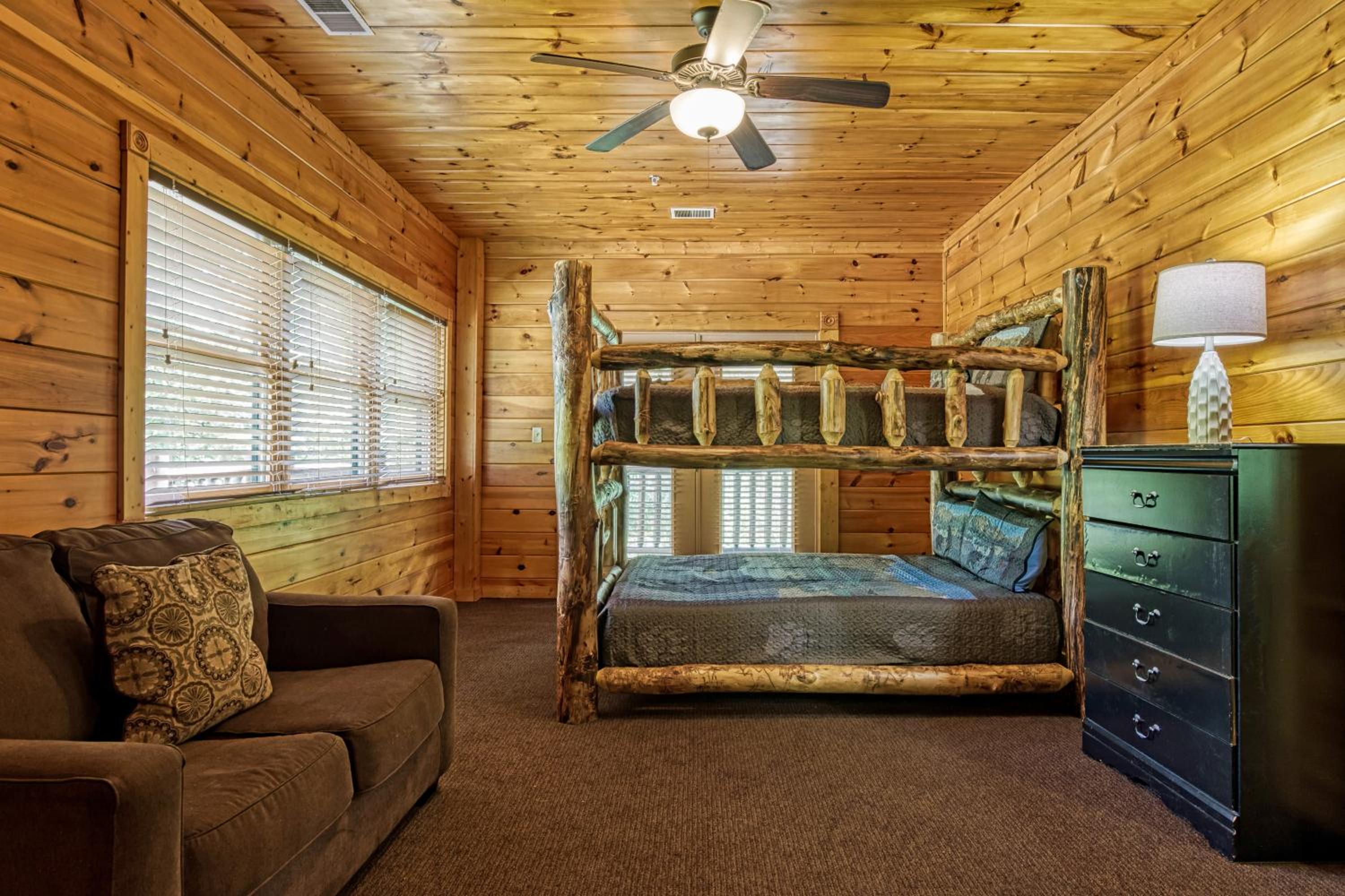 Perfect Getaway- Game Room, Mini Golf Course, Hot Tub, Pool Access