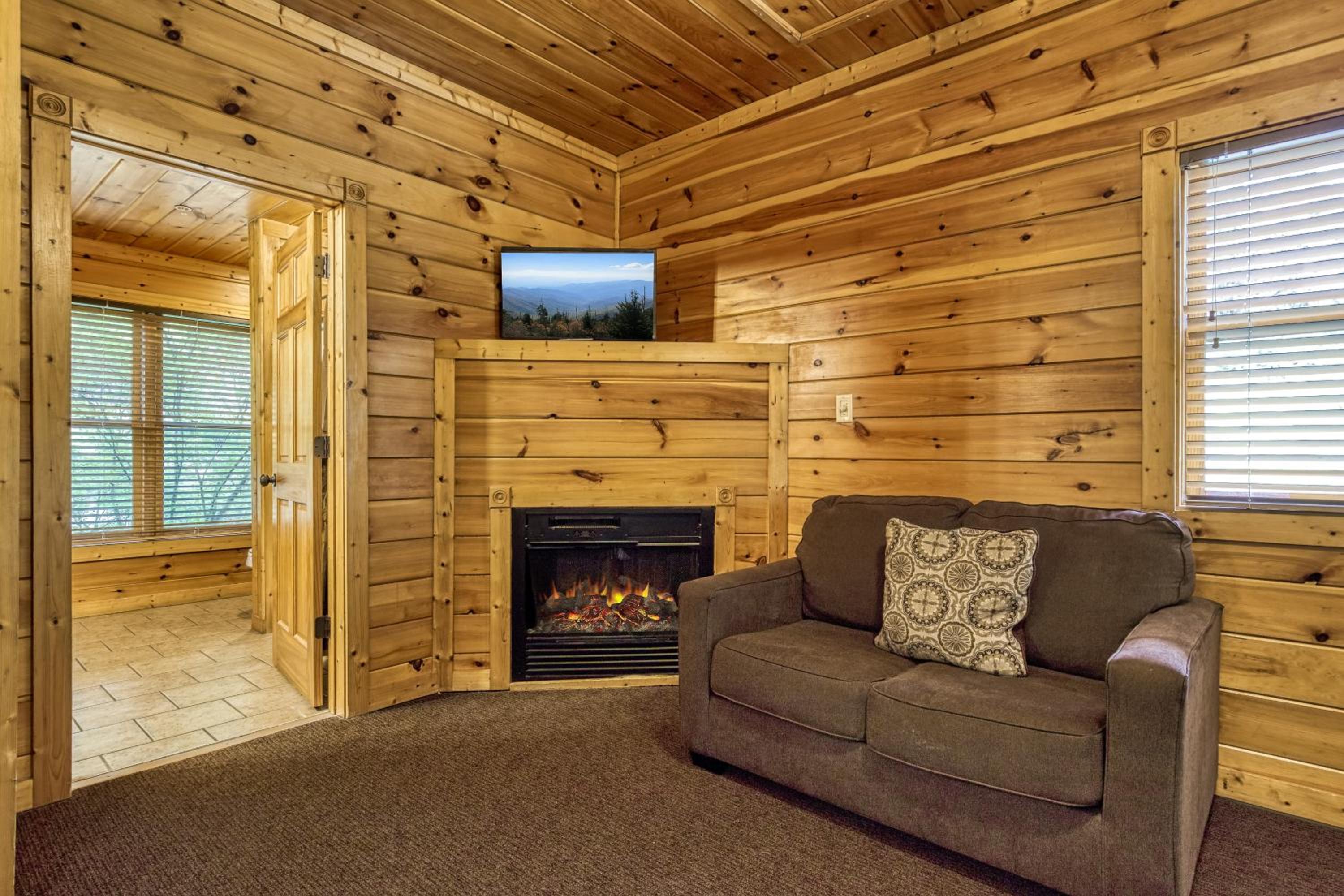 Perfect Getaway- Game Room, Mini Golf Course, Hot Tub, Pool Access