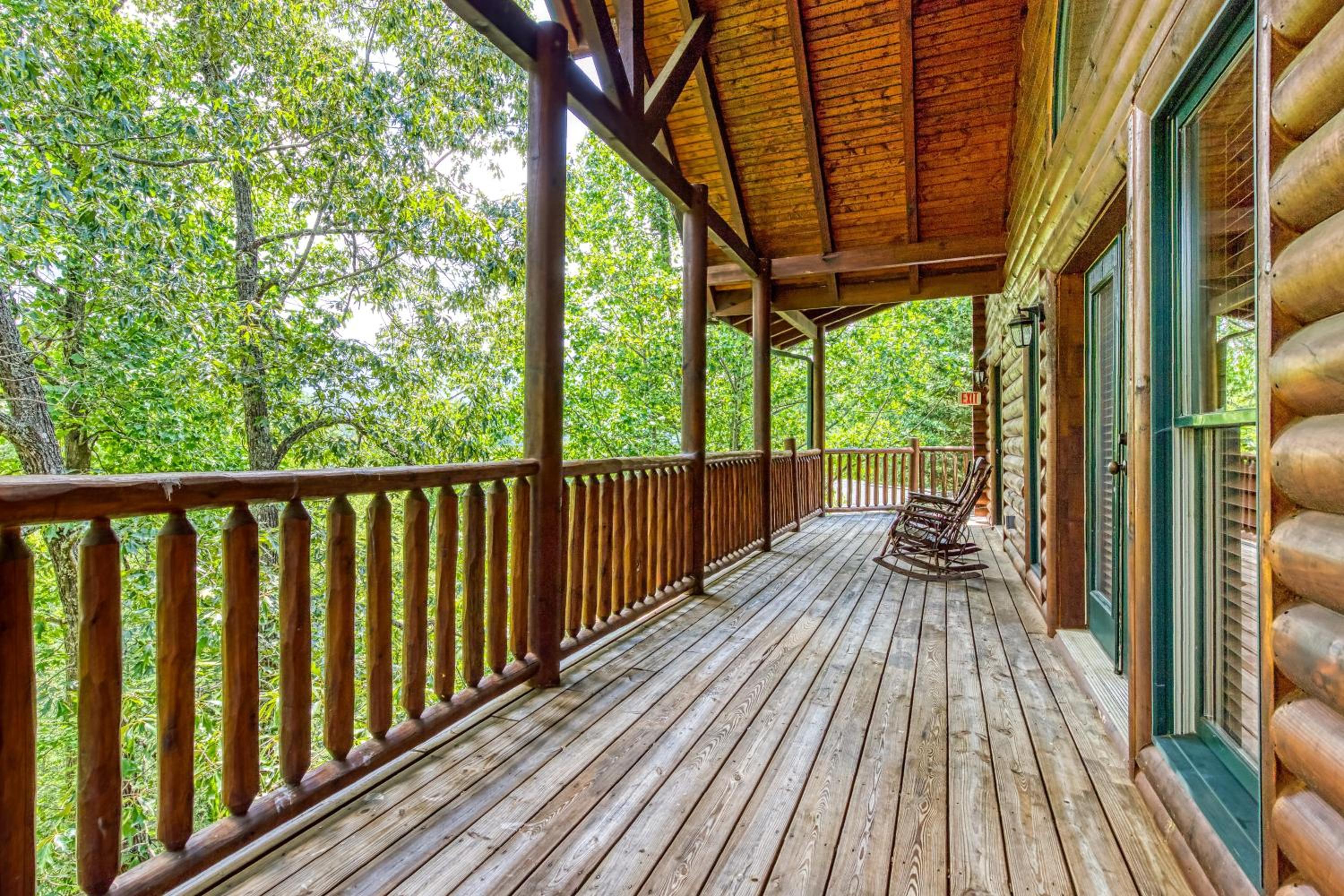 Perfect Getaway- Game Room, Mini Golf Course, Hot Tub, Pool Access