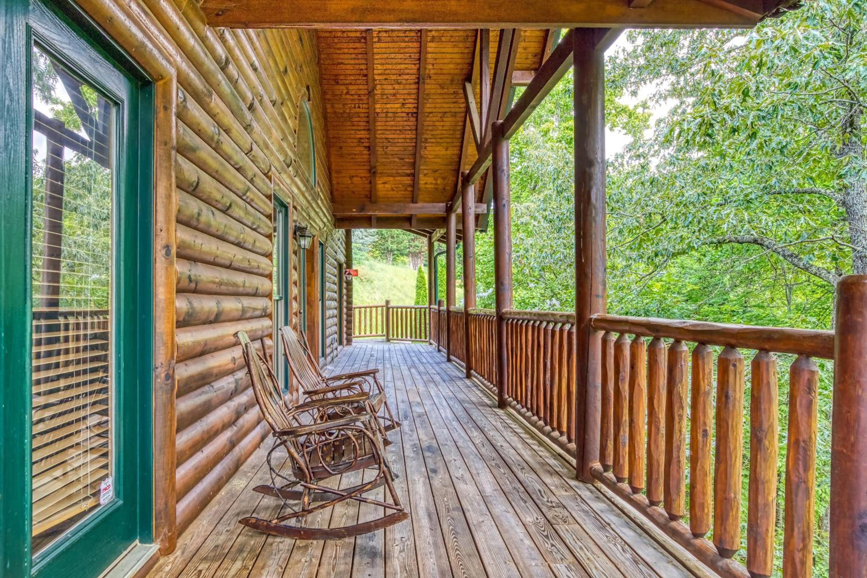 Perfect Getaway- Game Room, Mini Golf Course, Hot Tub, Pool Access