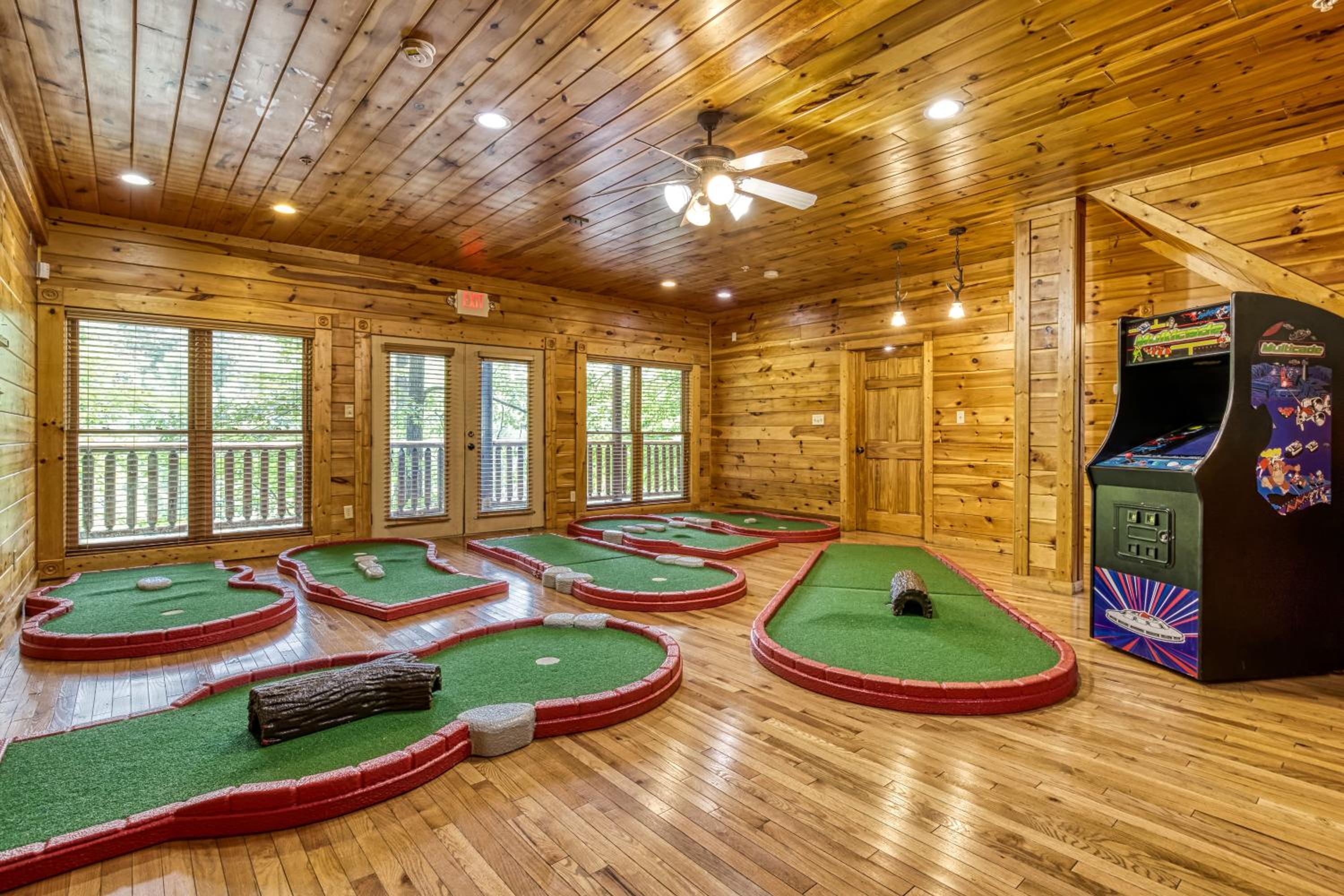 Perfect Getaway- Game Room, Mini Golf Course, Hot Tub, Pool Access