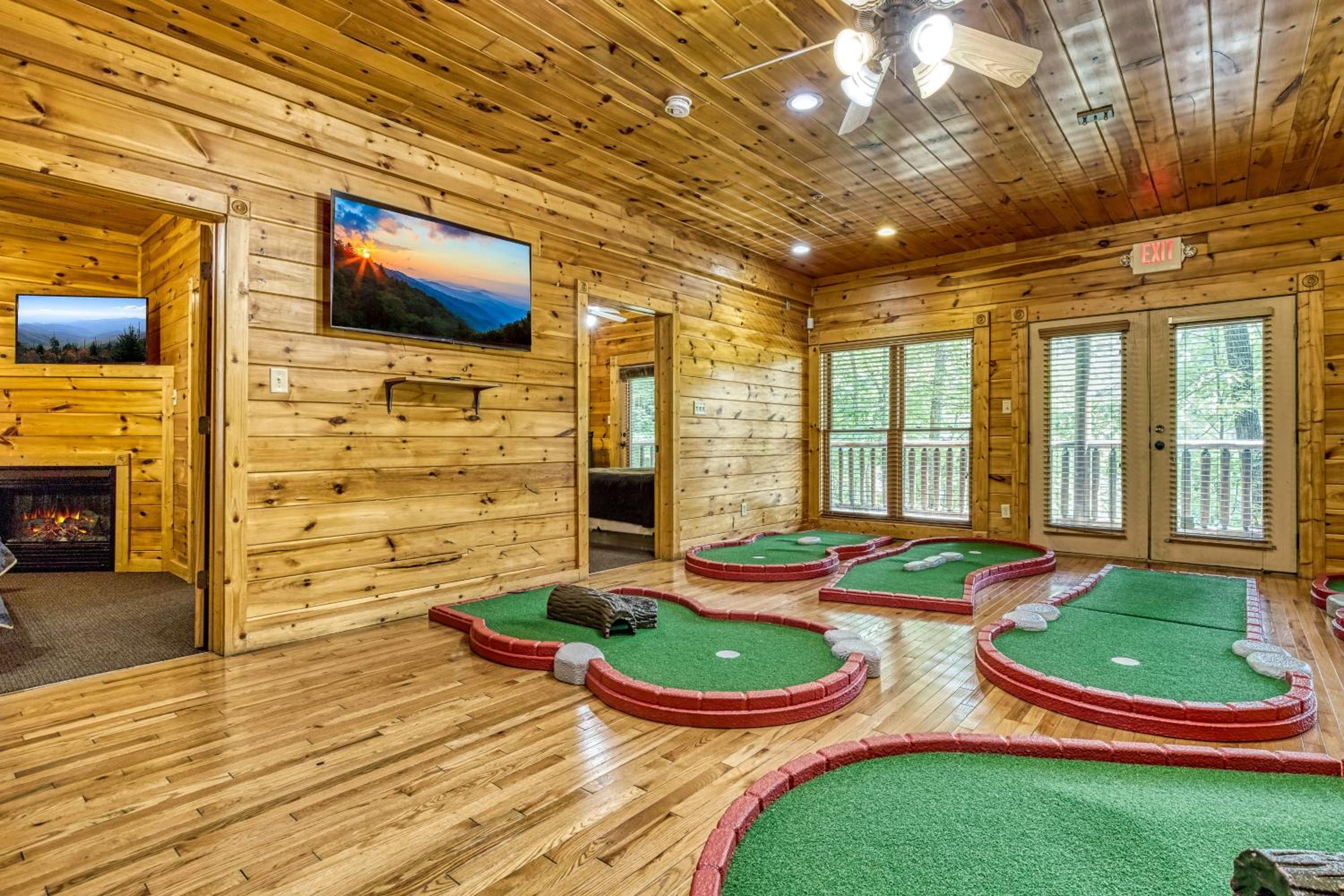 Perfect Getaway- Game Room, Mini Golf Course, Hot Tub, Pool Access