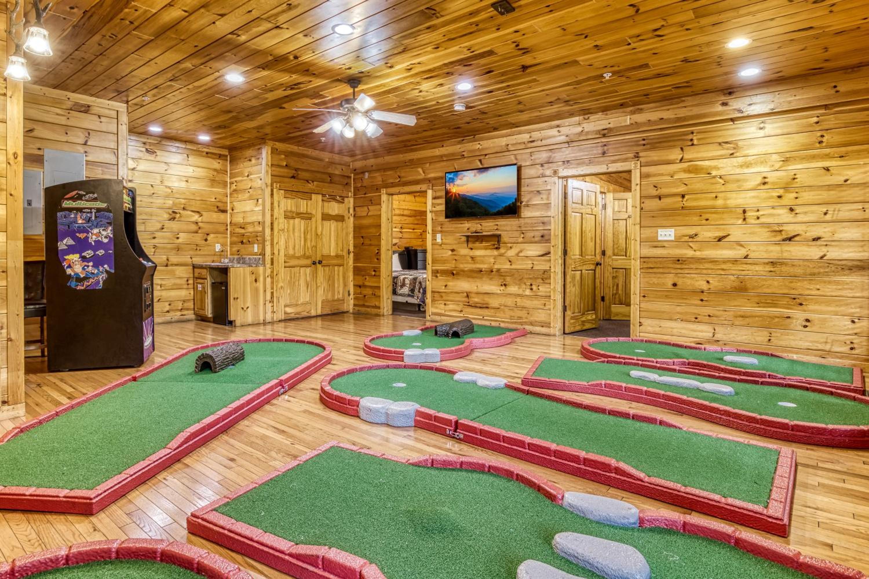 Perfect Getaway- Game Room, Mini Golf Course, Hot Tub, Pool Access