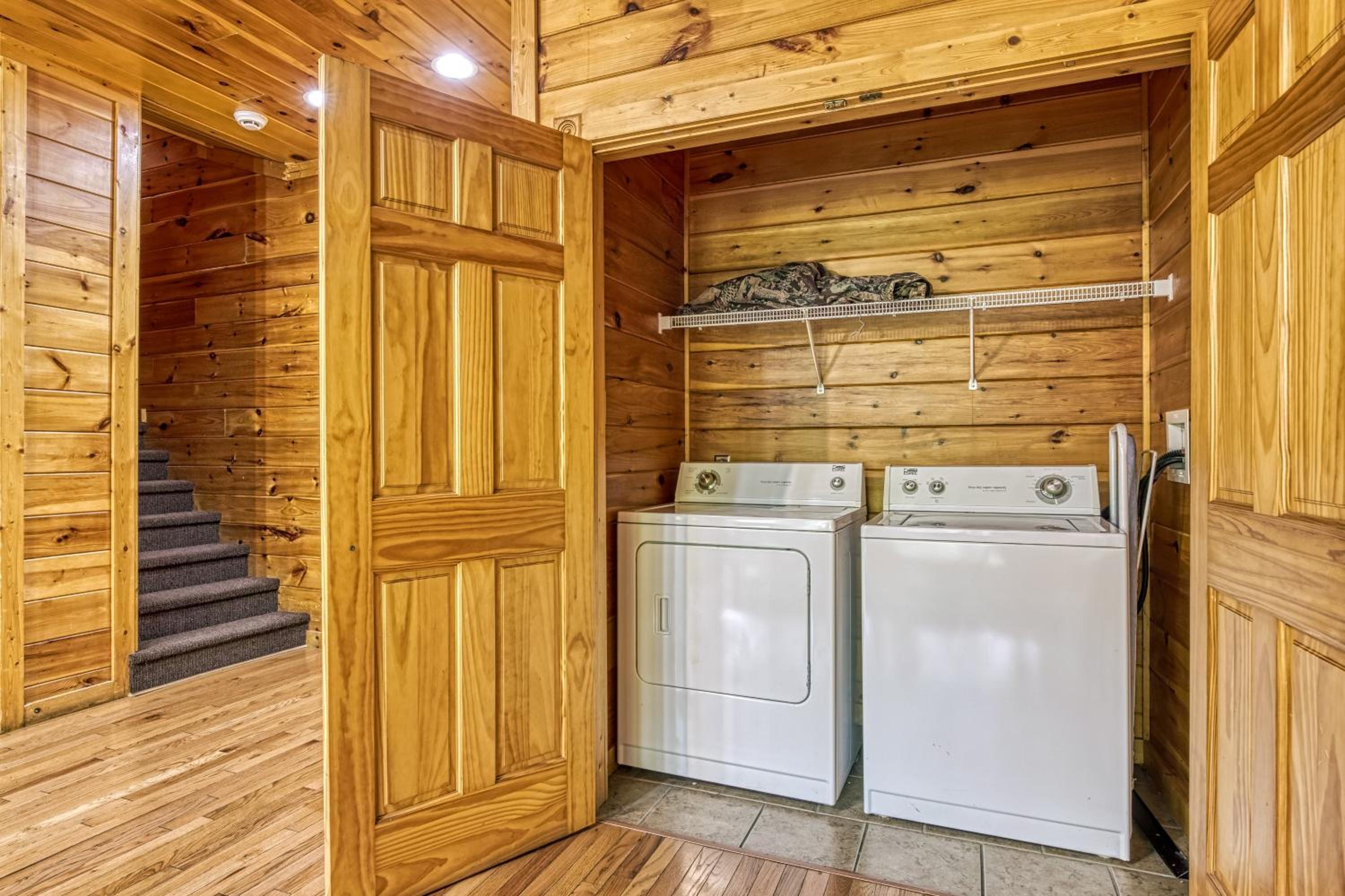 Perfect Getaway- Game Room, Mini Golf Course, Hot Tub, Pool Access