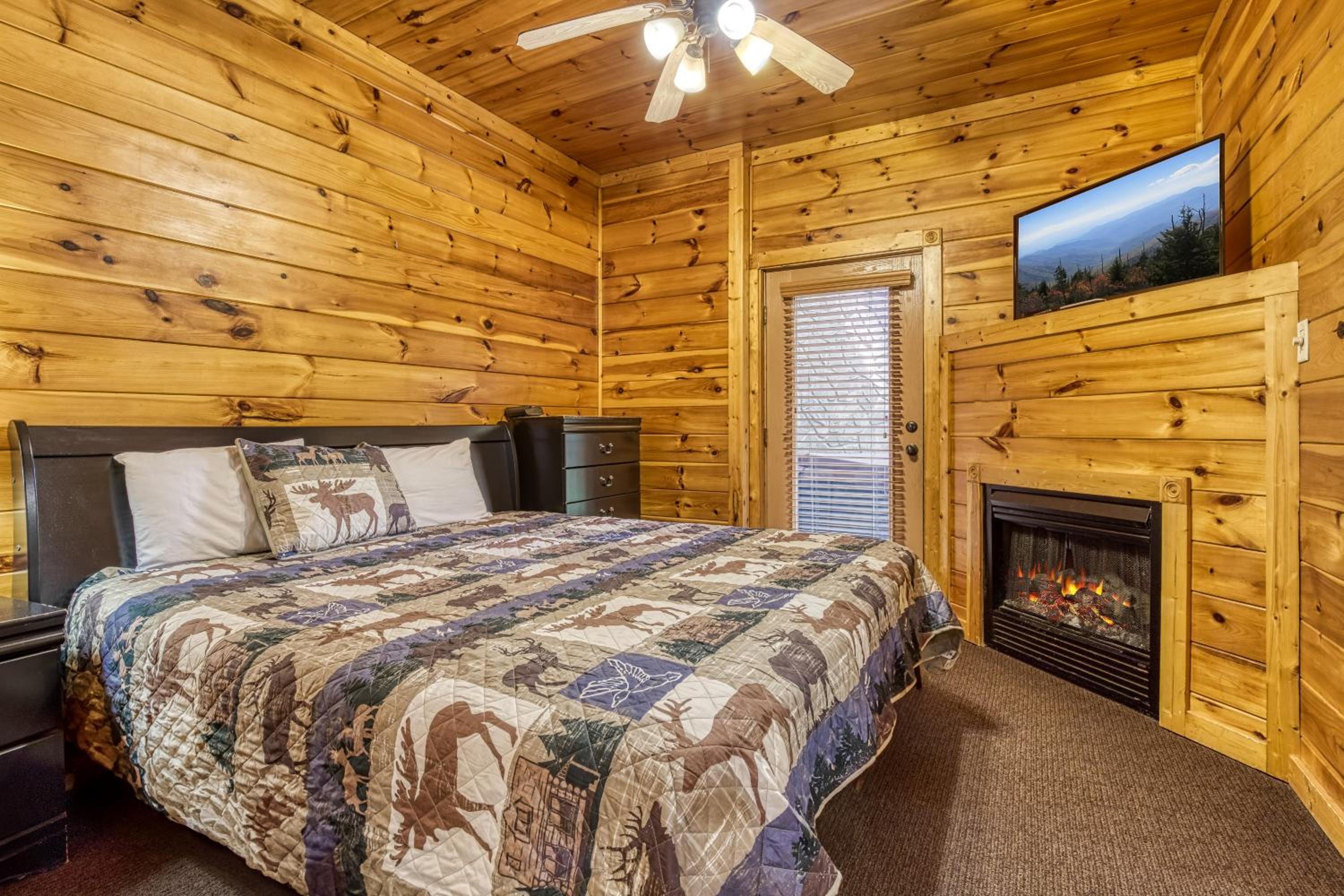 Perfect Getaway- Game Room, Mini Golf Course, Hot Tub, Pool Access