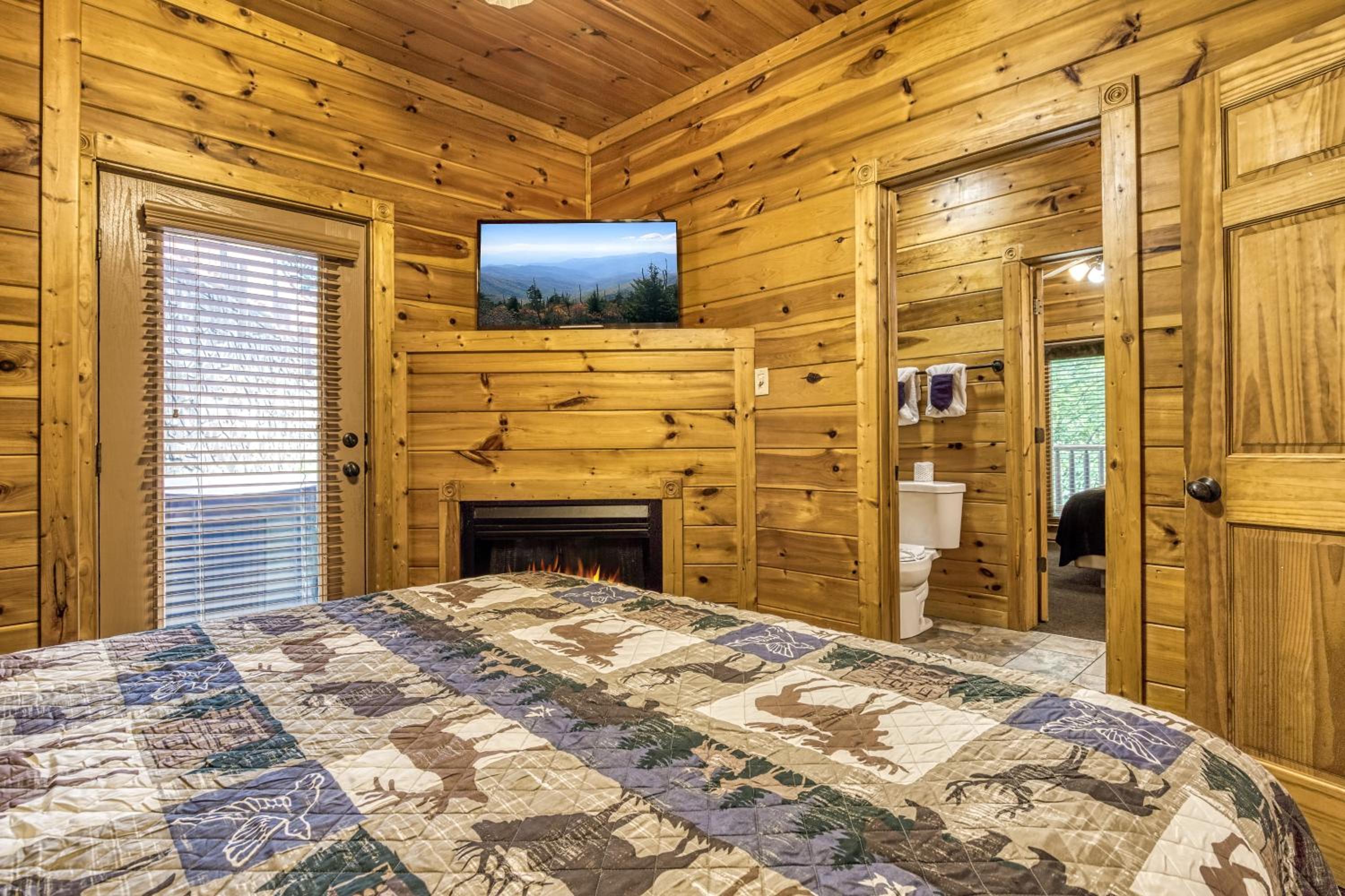 Perfect Getaway- Game Room, Mini Golf Course, Hot Tub, Pool Access