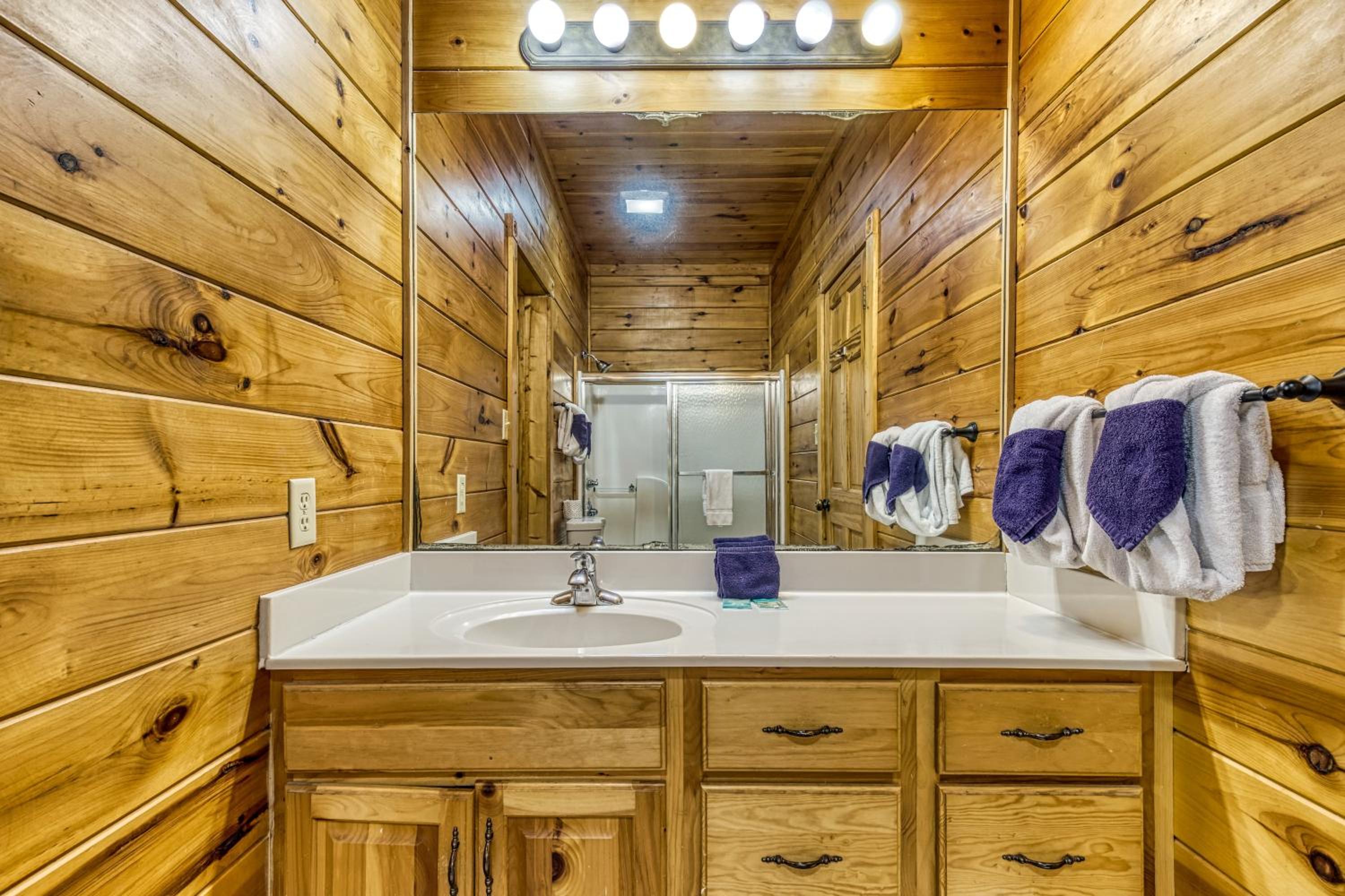 Perfect Getaway- Game Room, Mini Golf Course, Hot Tub, Pool Access
