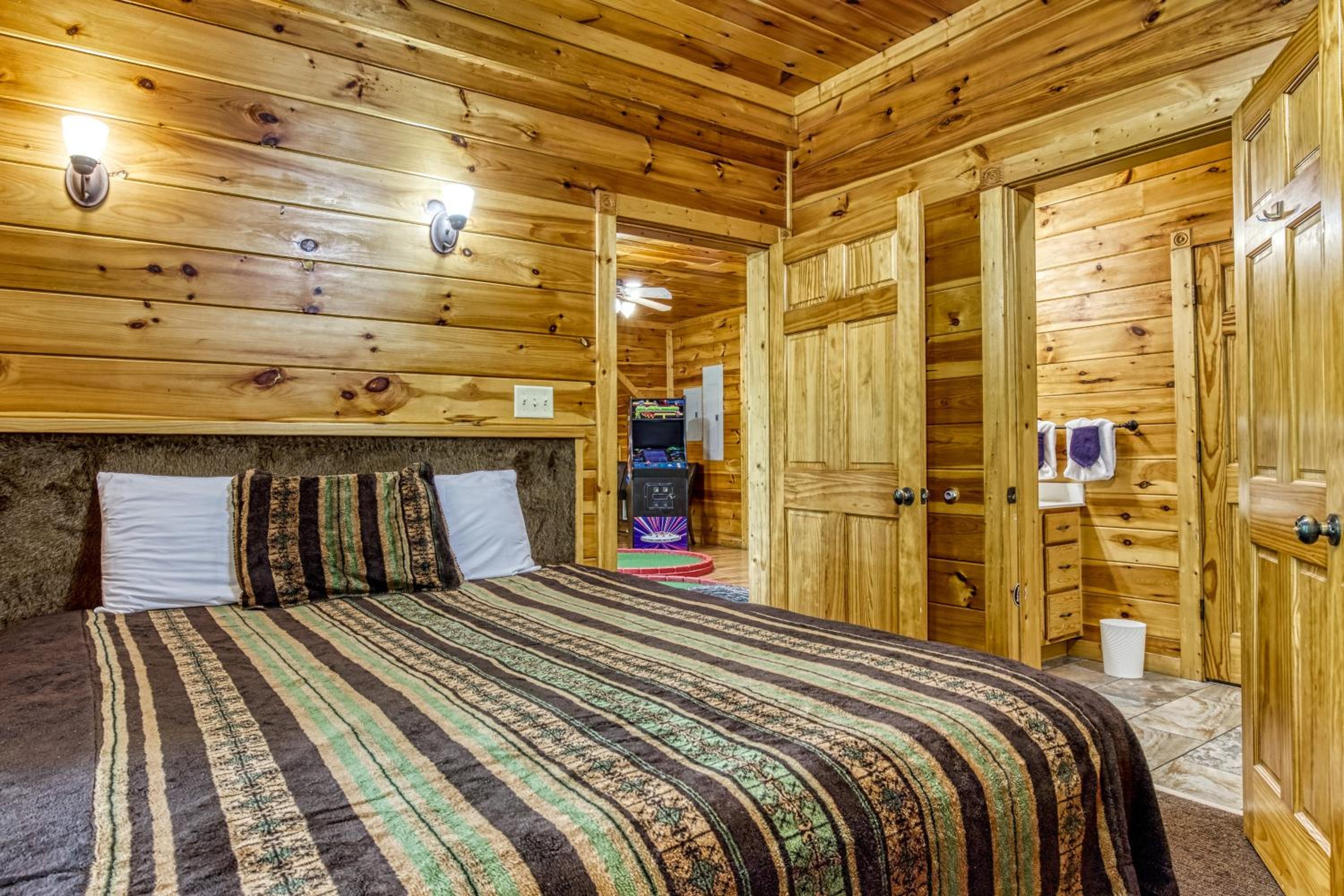 Perfect Getaway- Game Room, Mini Golf Course, Hot Tub, Pool Access