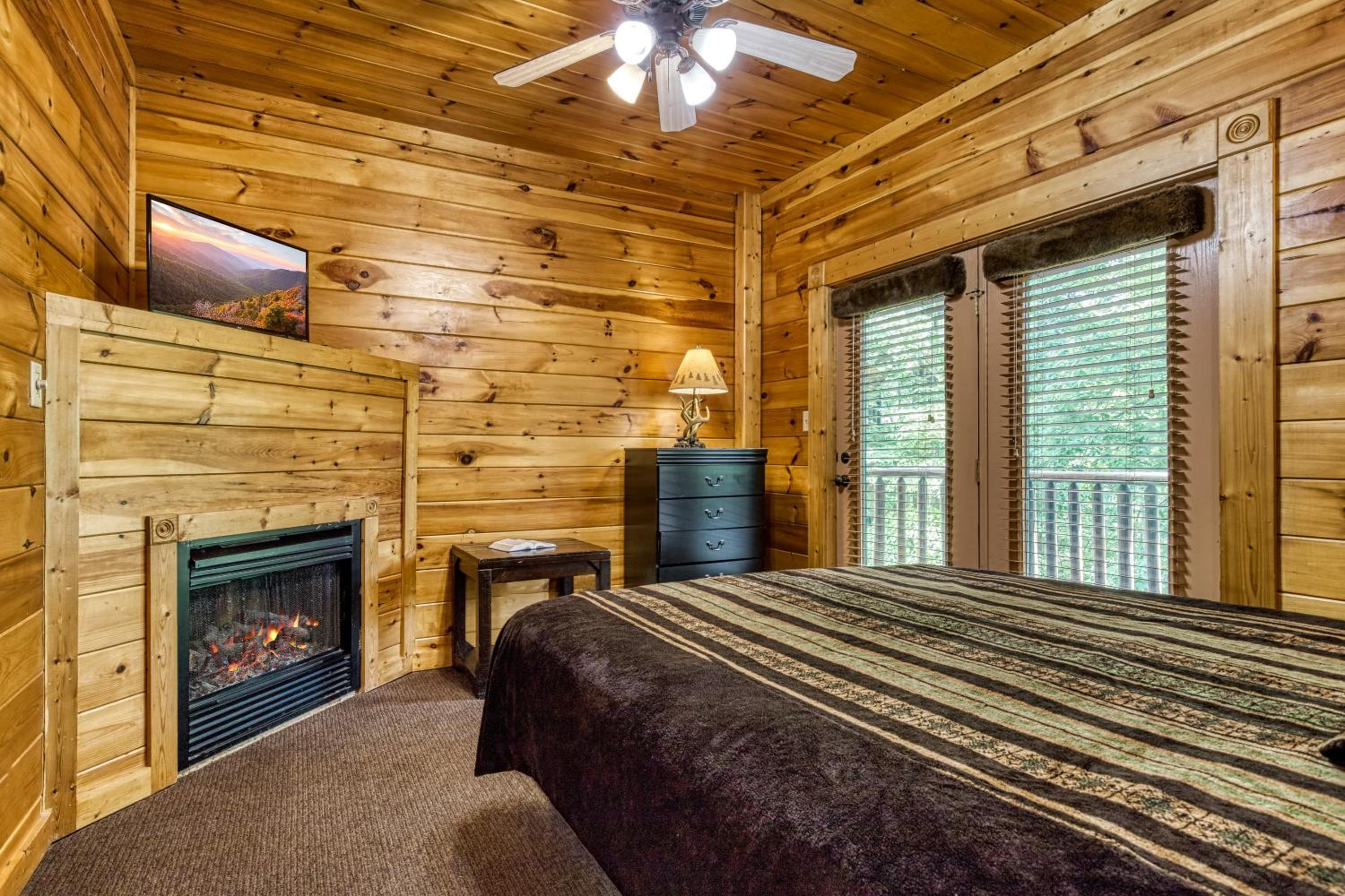 Perfect Getaway- Game Room, Mini Golf Course, Hot Tub, Pool Access