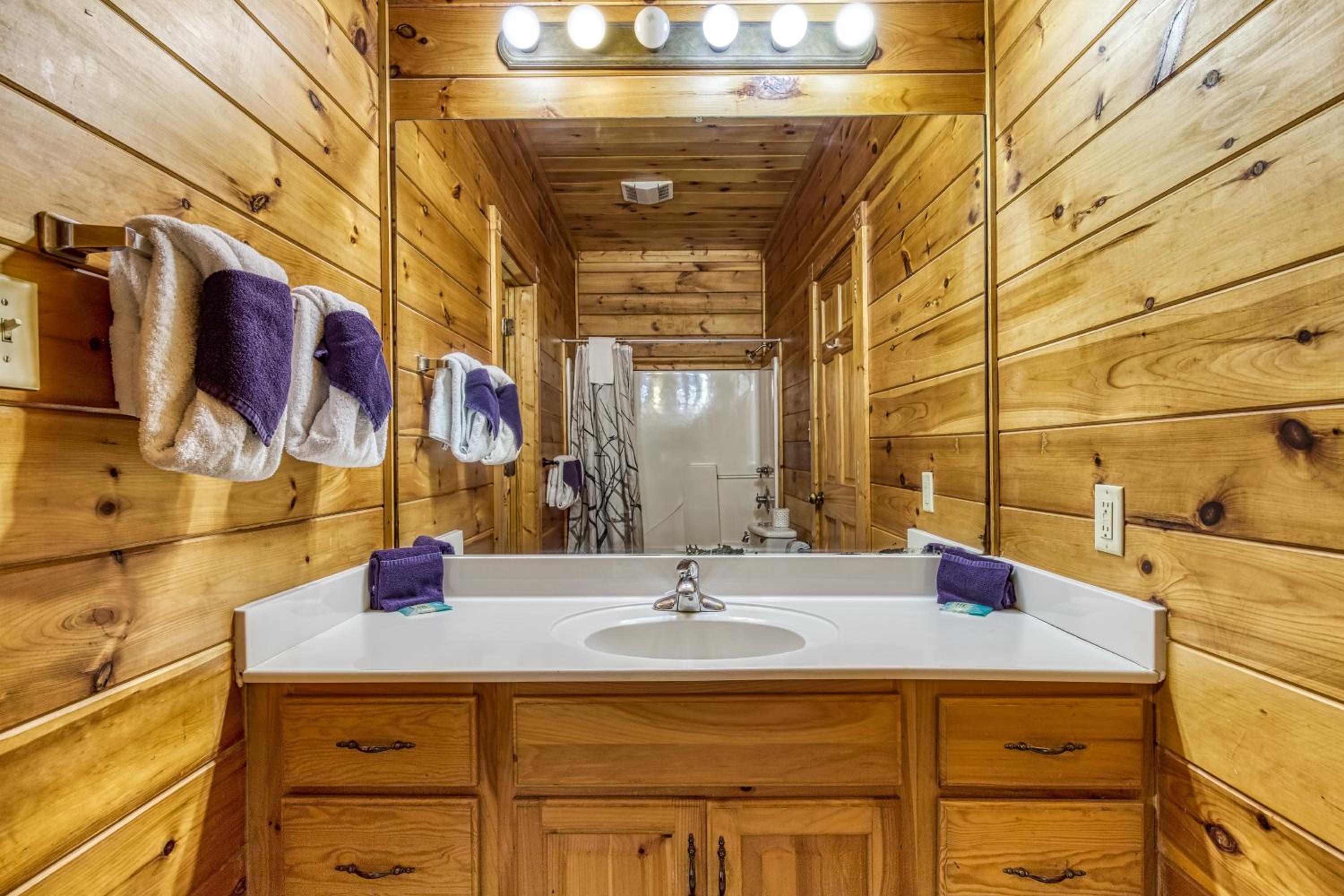 Perfect Getaway- Game Room, Mini Golf Course, Hot Tub, Pool Access