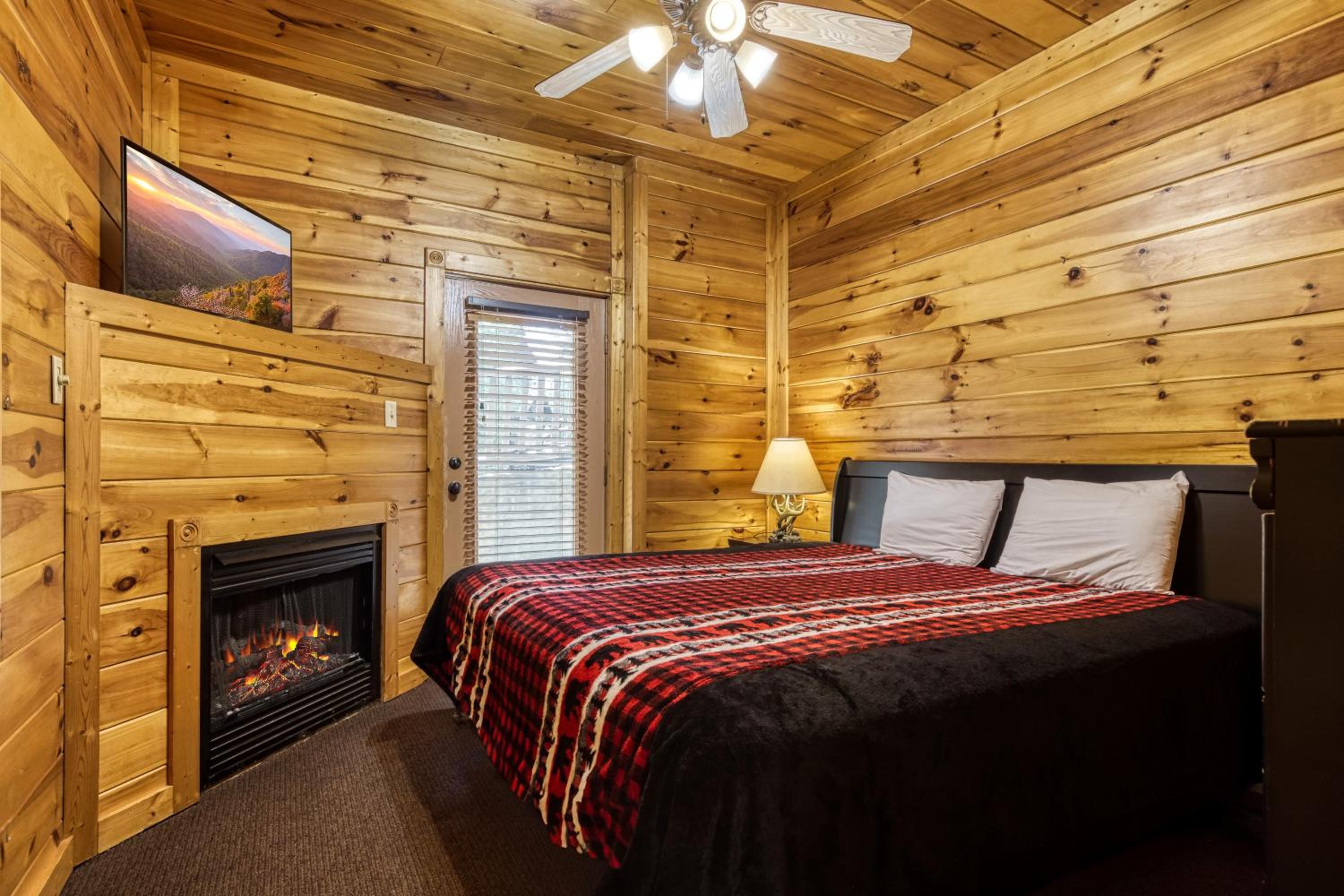 Perfect Getaway- Game Room, Mini Golf Course, Hot Tub, Pool Access