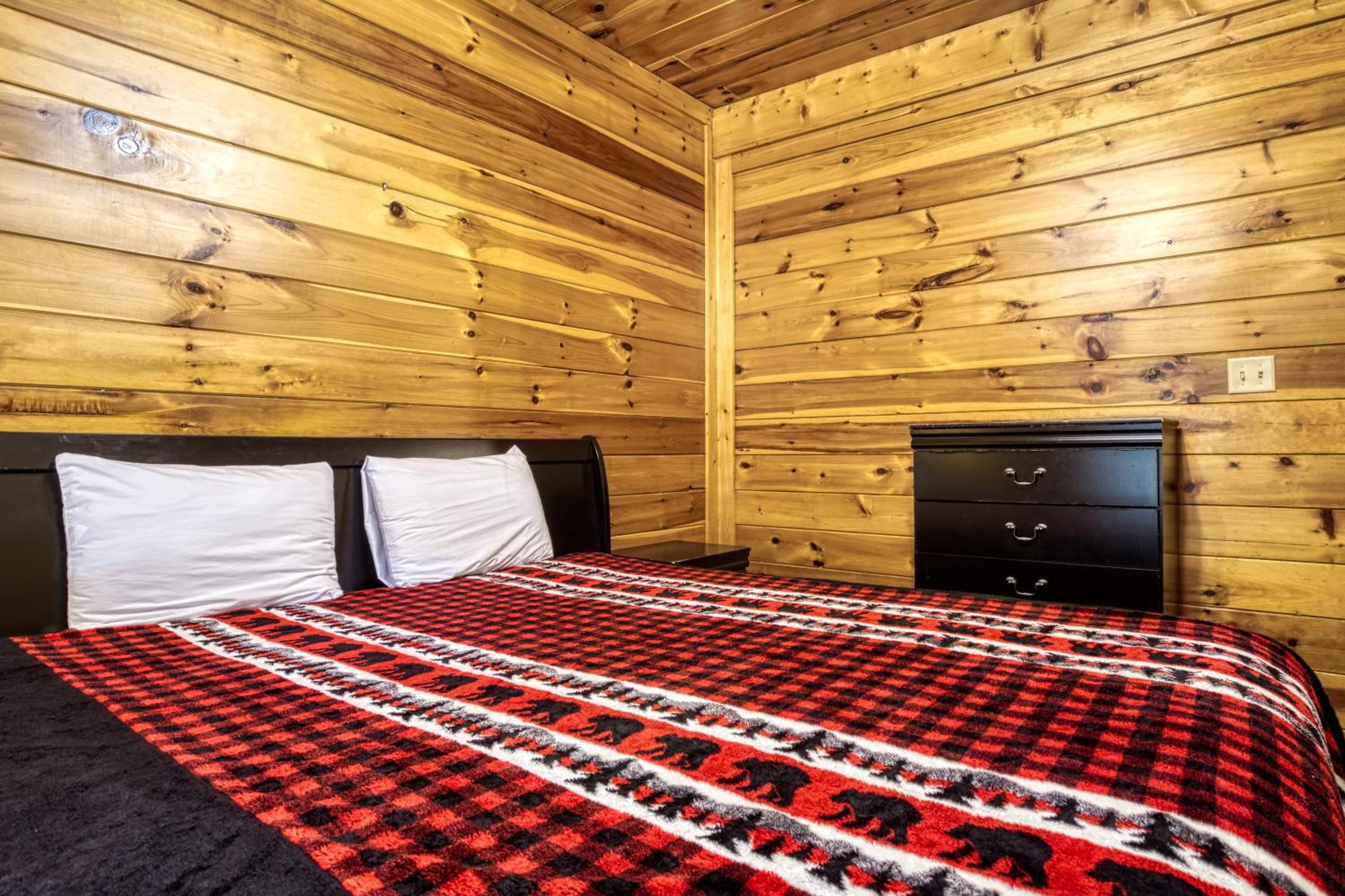 Perfect Getaway- Game Room, Mini Golf Course, Hot Tub, Pool Access