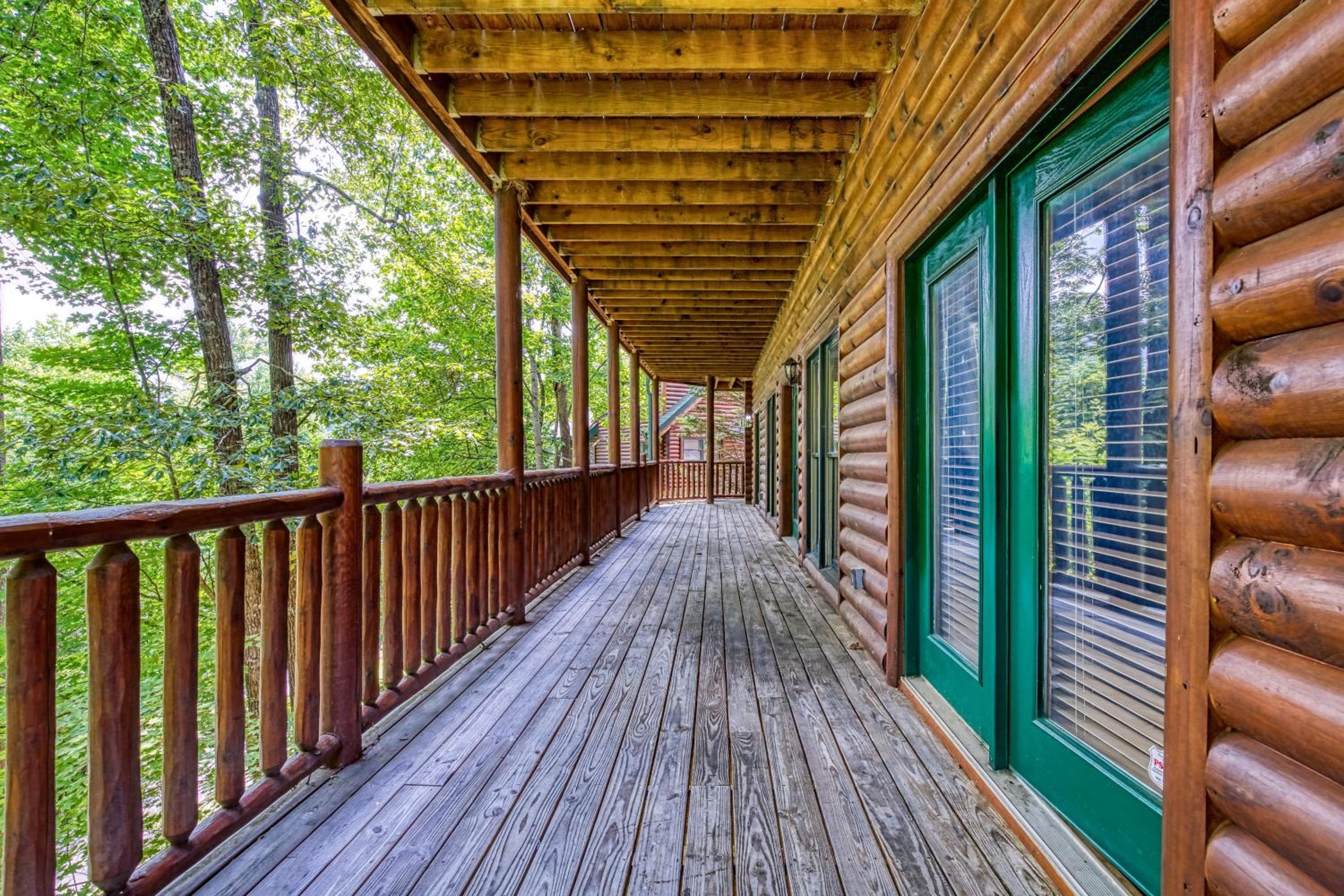 Perfect Getaway- Game Room, Mini Golf Course, Hot Tub, Pool Access