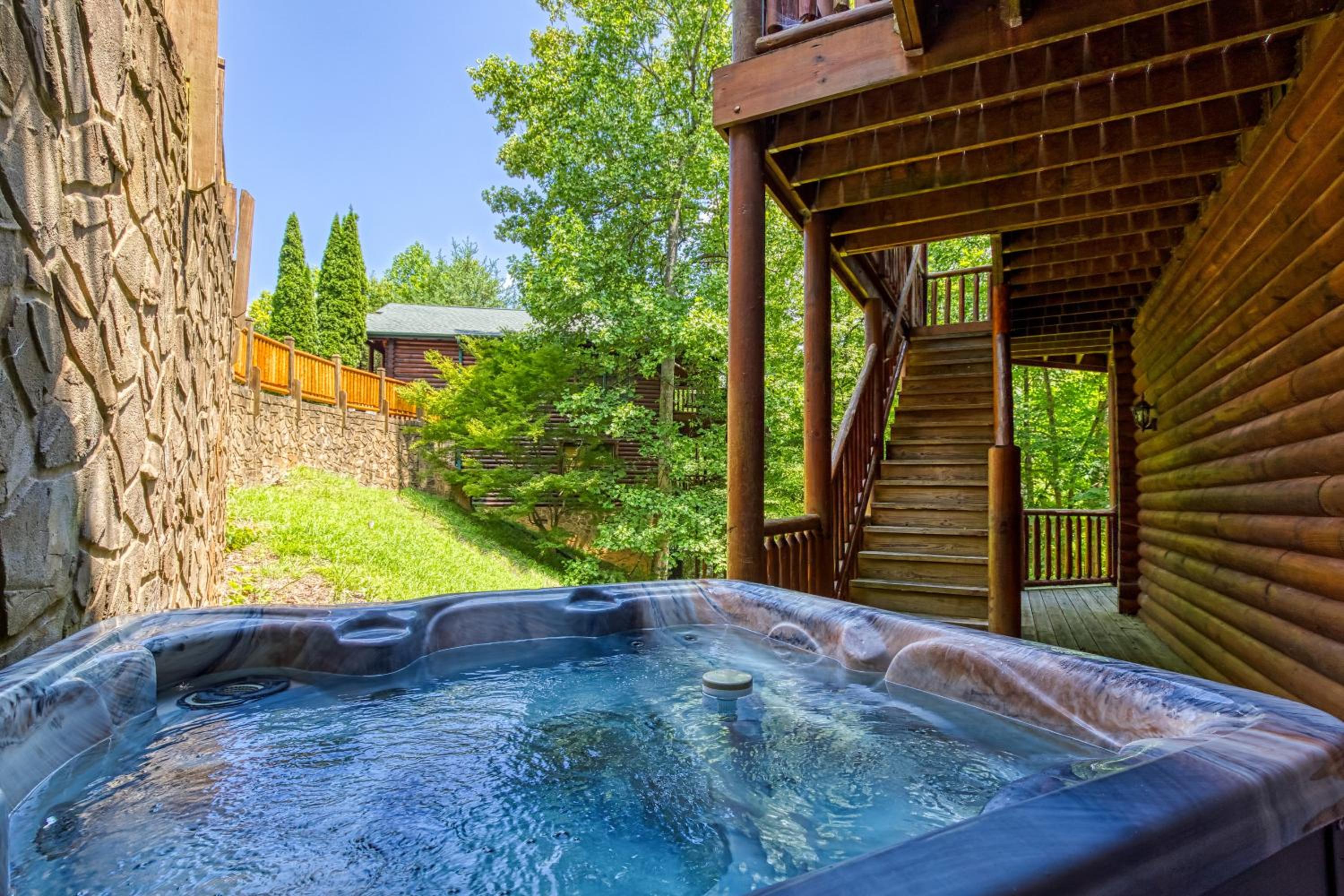 Perfect Getaway- Game Room, Mini Golf Course, Hot Tub, Pool Access