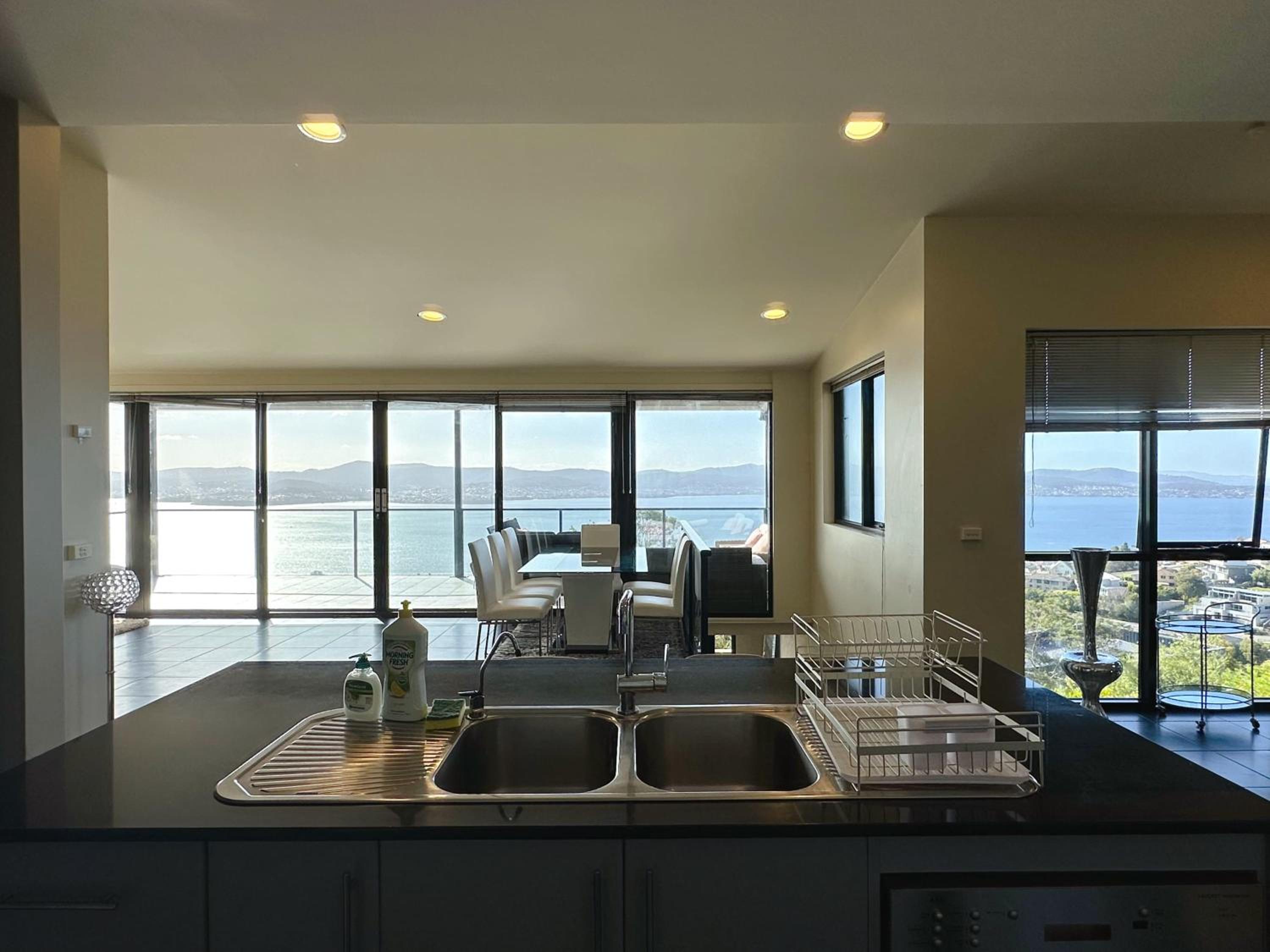 Oceanview Oasis - Close to CBD and Airport