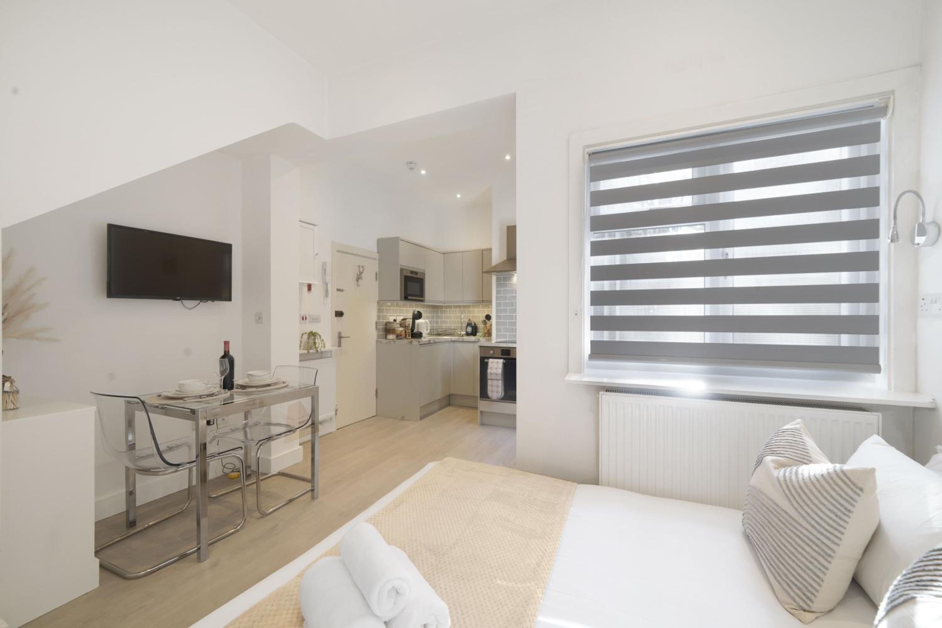 Tranquil Studio Retreat By LiveStay Short Lets & Serviced Accommodation Harrow view 4