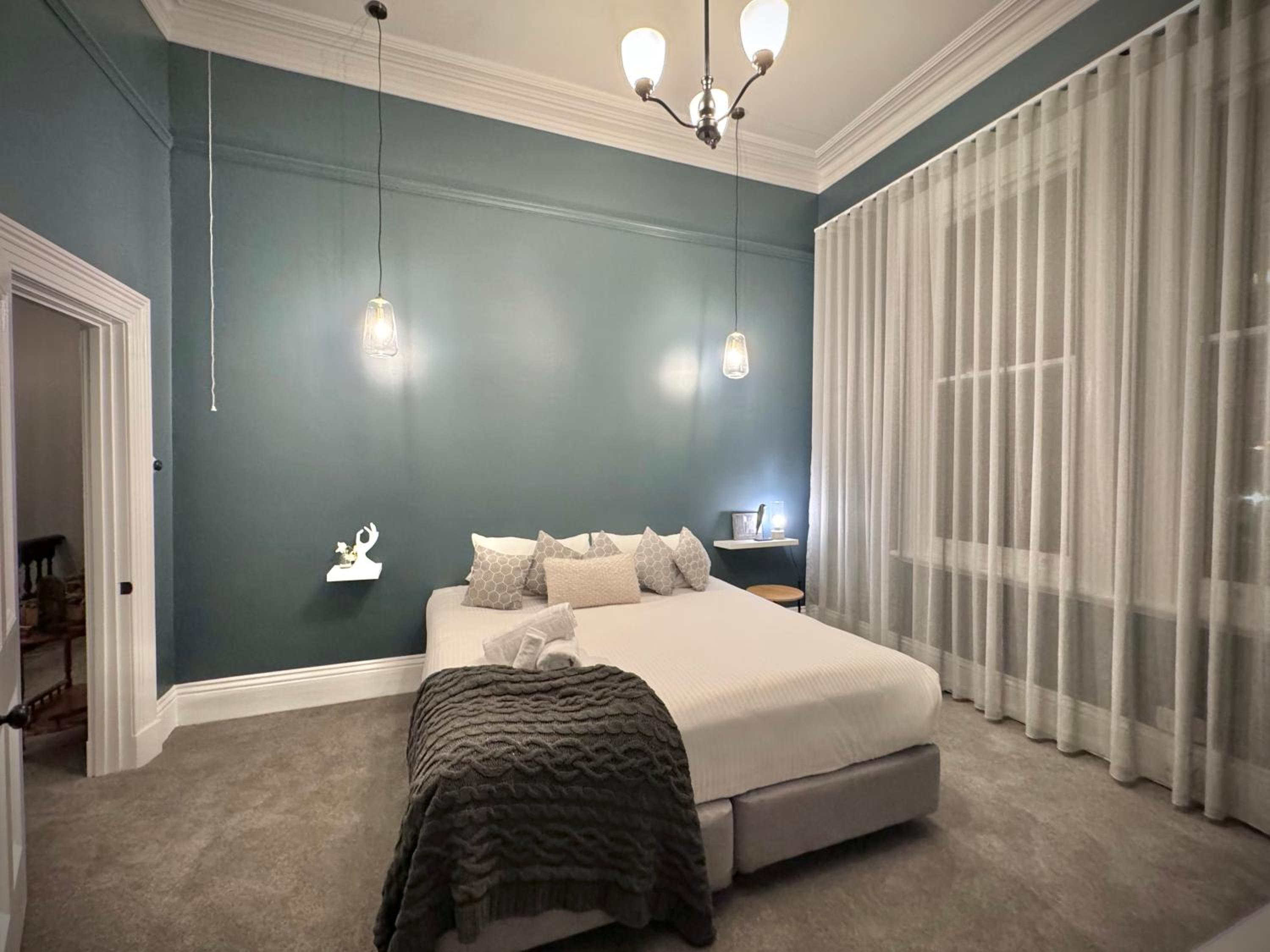 Treehouse Hideouts Balcony Apartment - Port of Echuca Townhouse