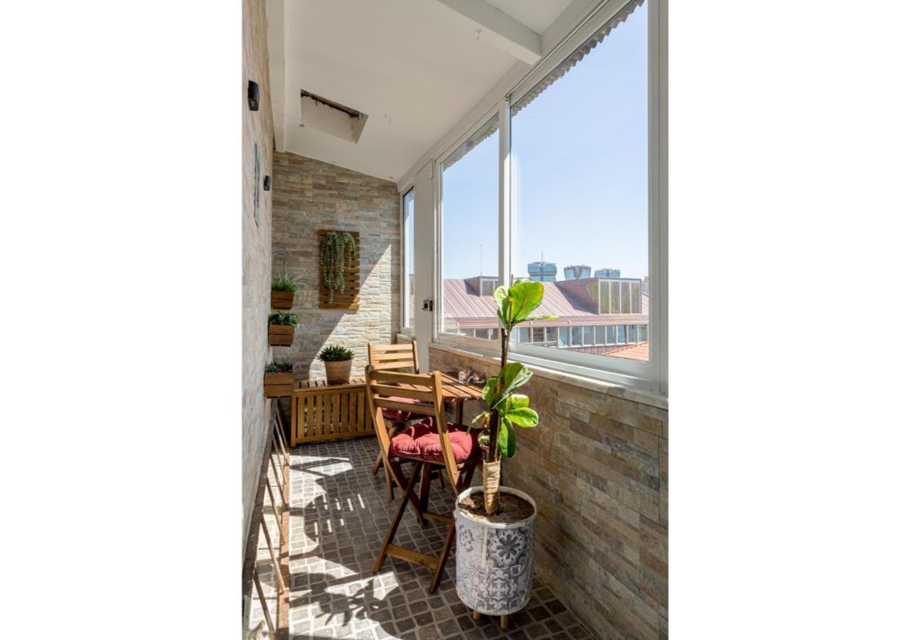 JOIVY Marvellous 2-bed flat with balcony view 3