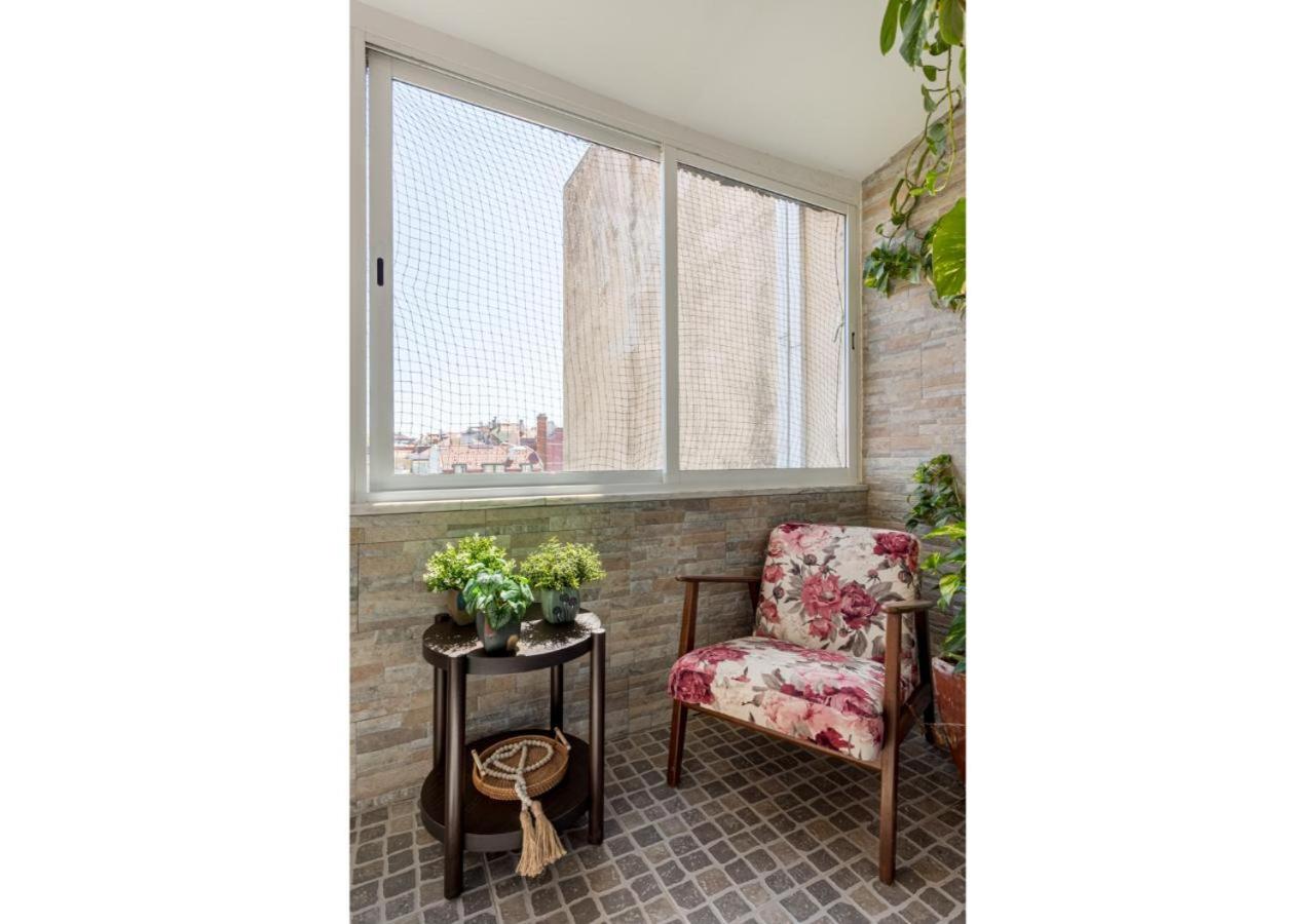 JOIVY Marvellous 2-bed flat with balcony view 4