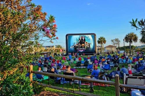 30 Sec to the Beach, Sun, Sand & Sunrises with a Family & Pet Friendly Backyard!