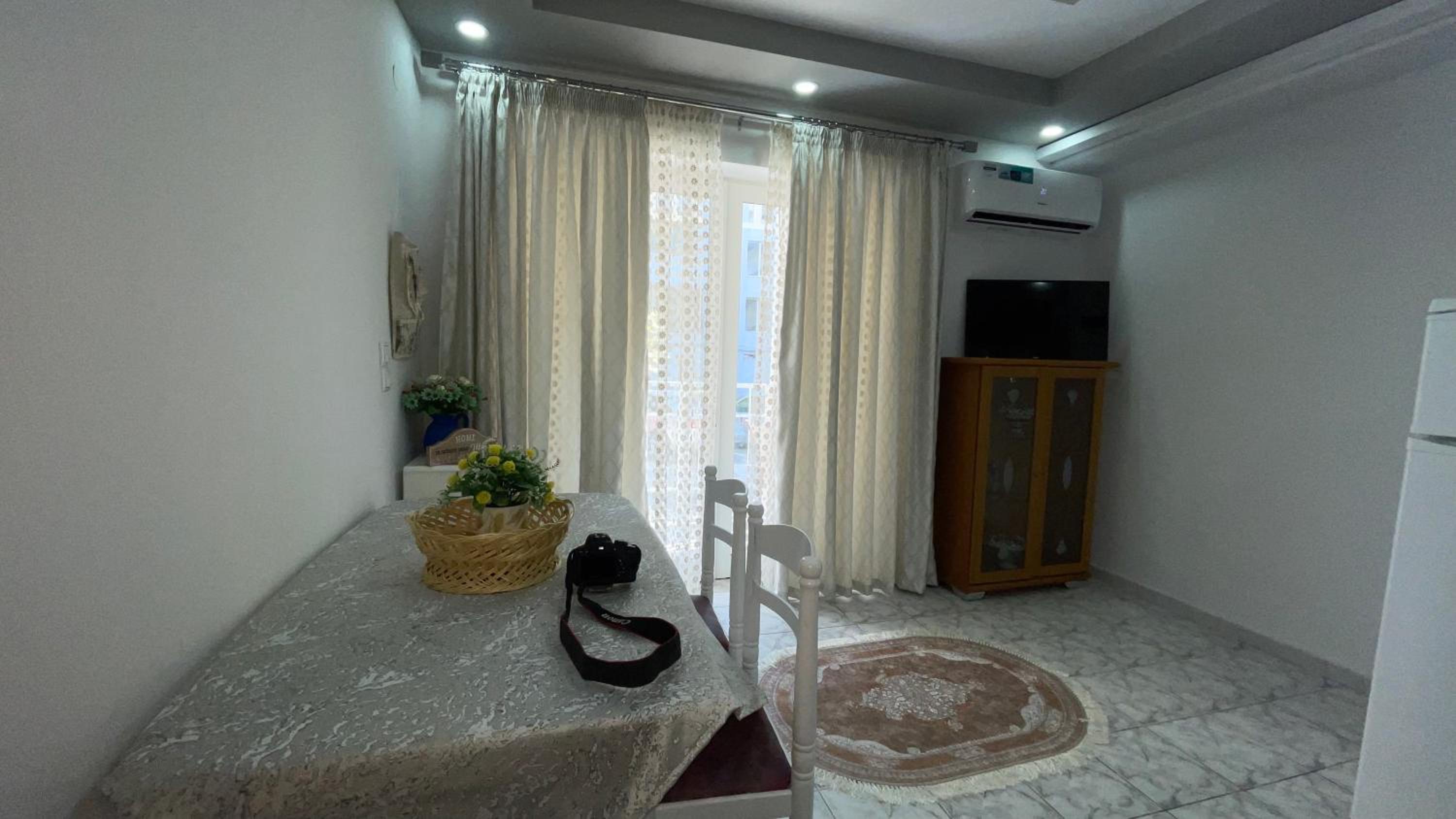 Yjëza Apartment