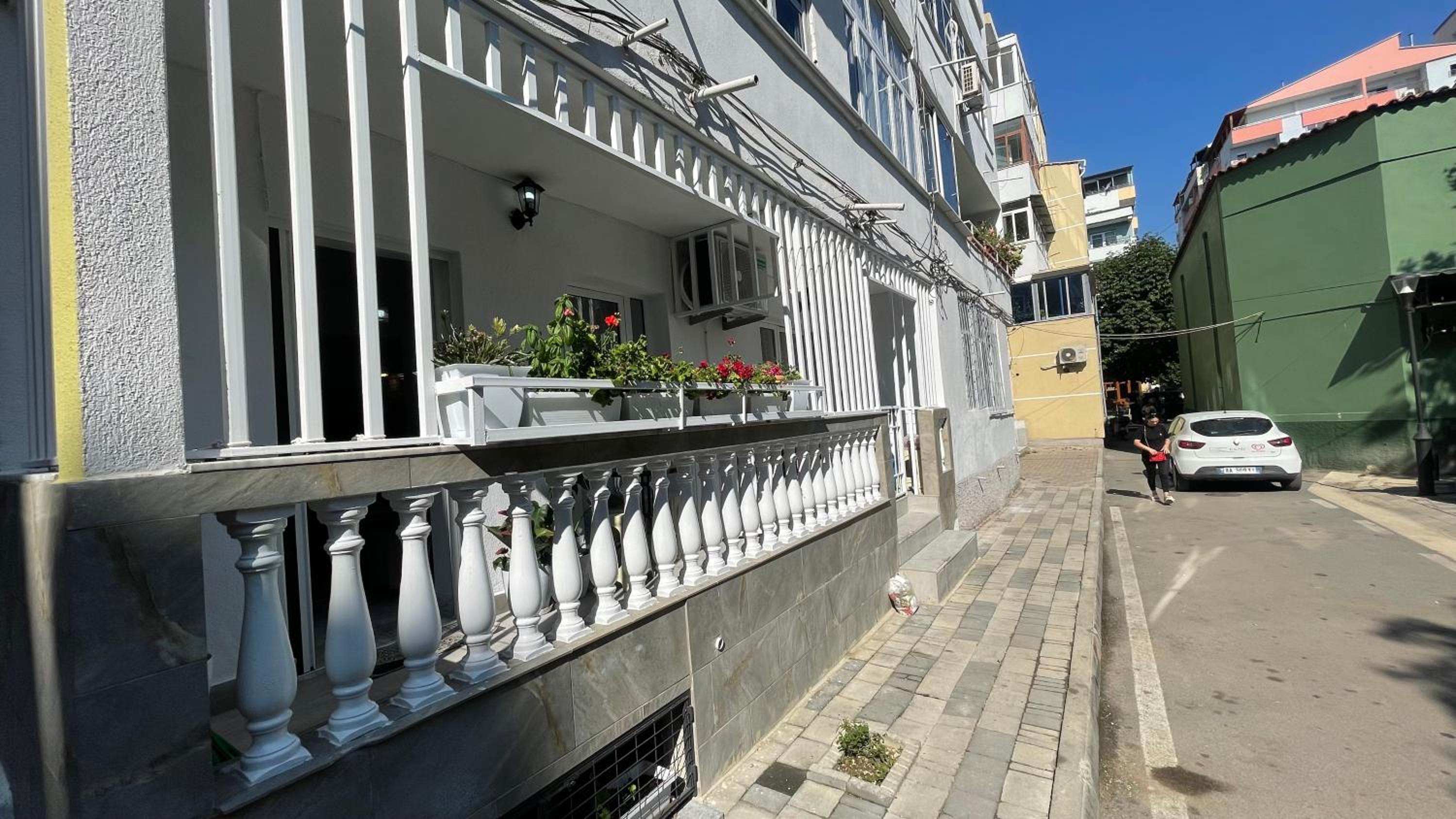 Yjëza Apartment