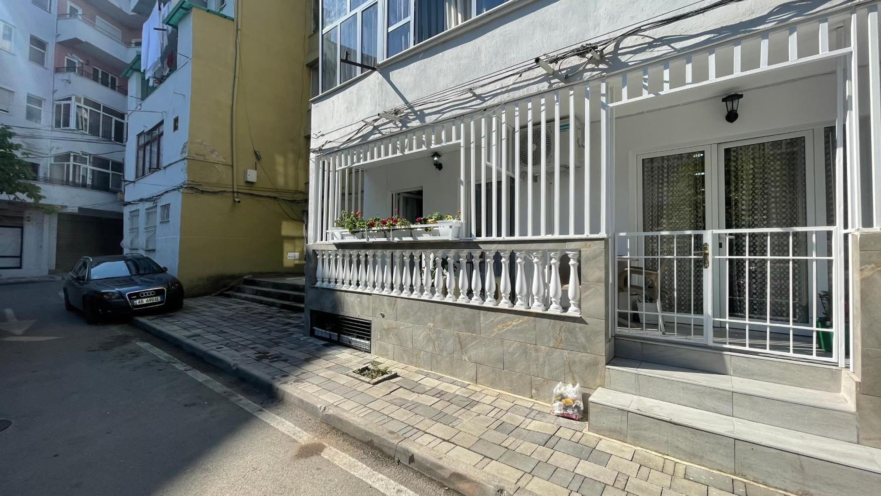 Yjëza Apartment