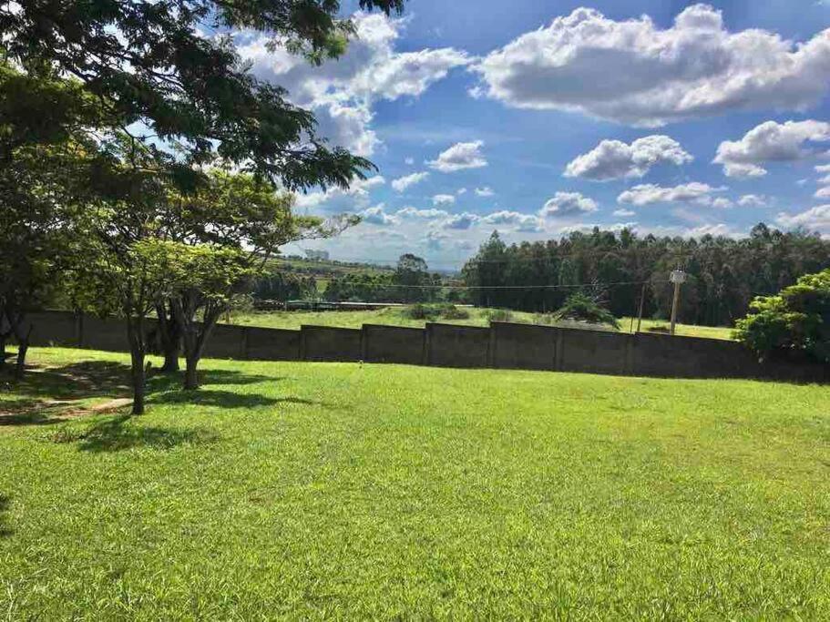 Chácara com piscina lareira forno e fogão à lenha!