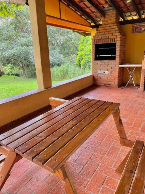 Chácara com piscina lareira forno e fogão à lenha!