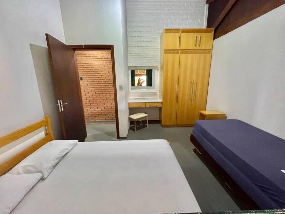 Chácara com piscina lareira forno e fogão à lenha!
